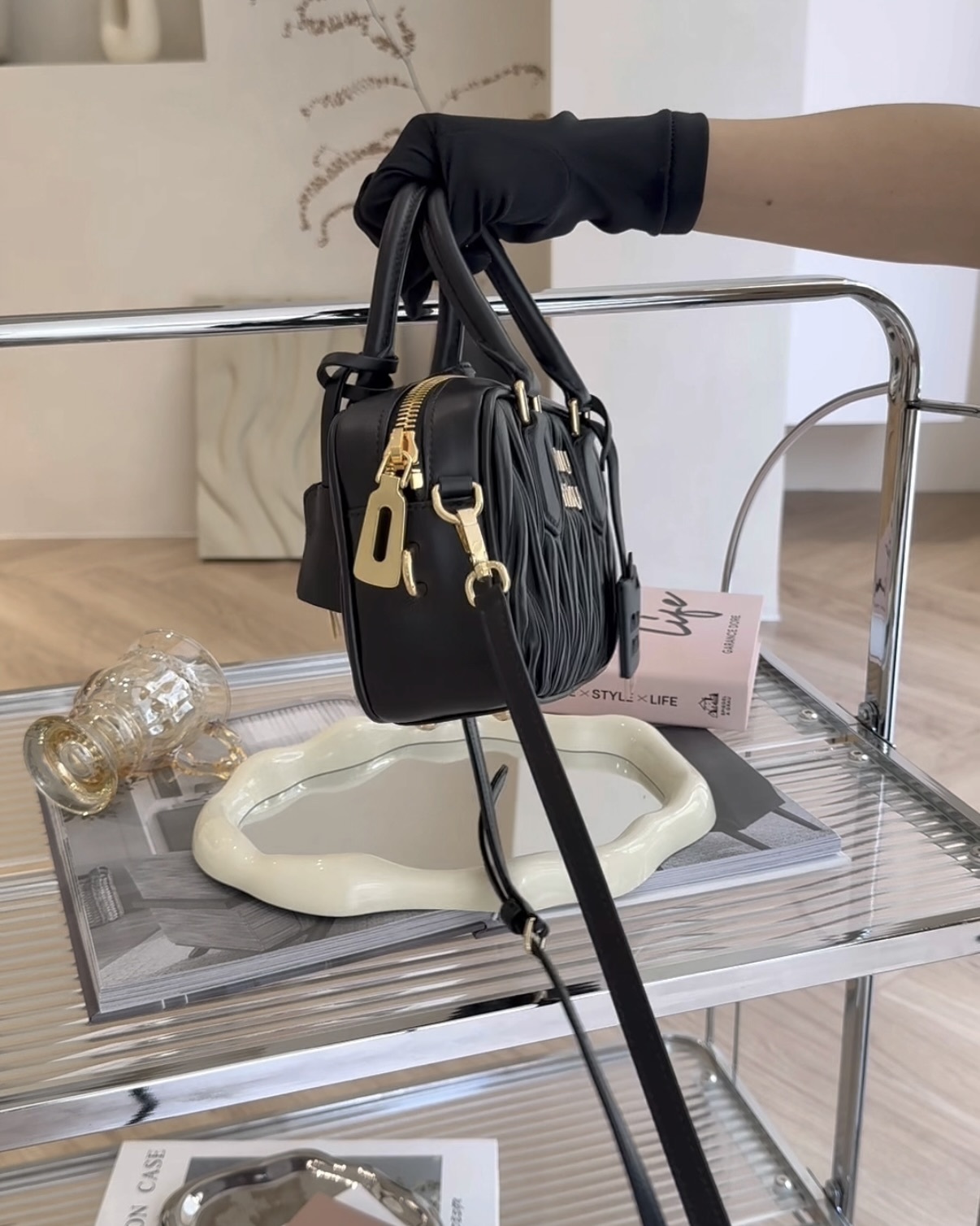 MIUMIU｜納帕皮革保齡球包 黑色