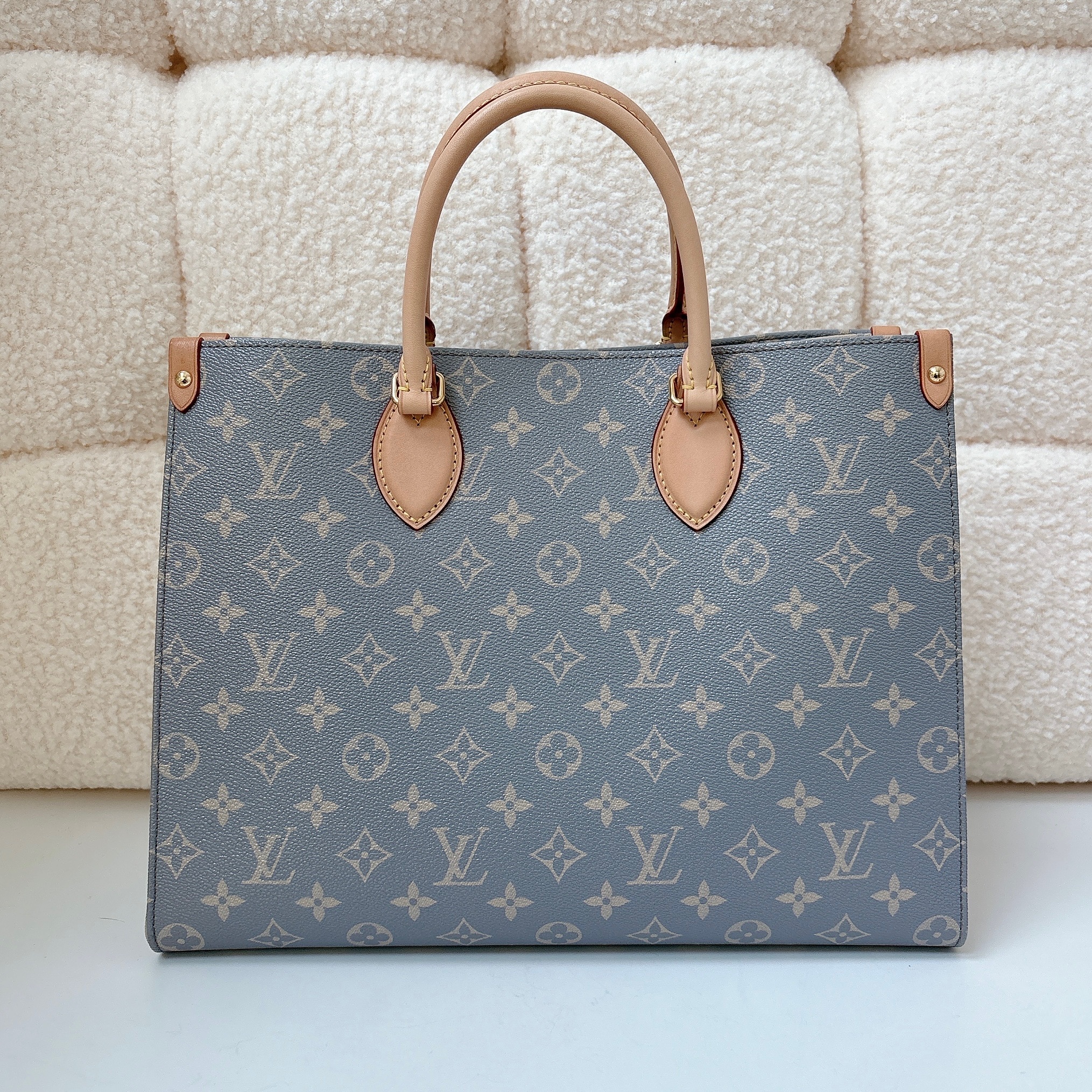 Louis Vuitton OnTheGo MM tote bag - Trianon Gray / GHW