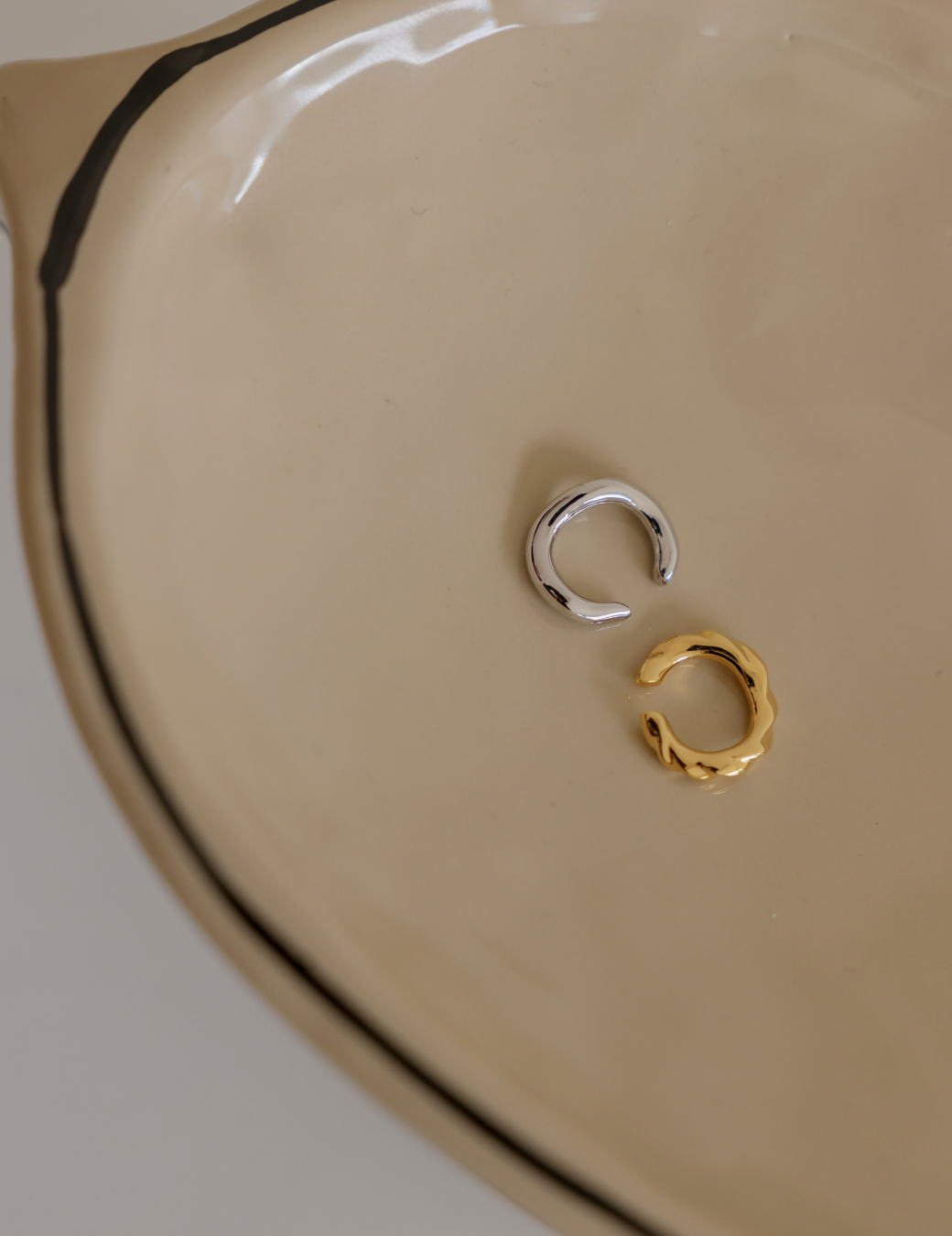 輕奢弧形耳骨夾2件組