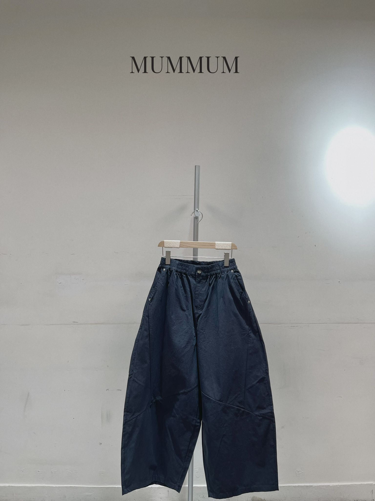 03689a/純色隱約線條彎刀褲　28-40/46/39