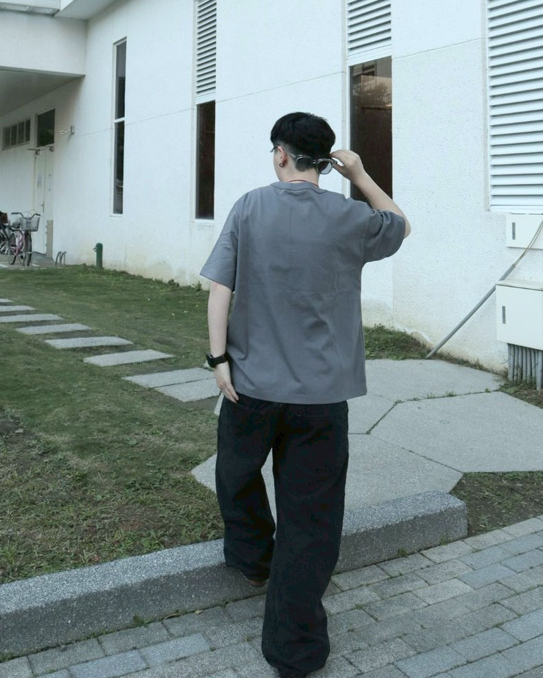 男模著台灣製精梳棉純棉短T鐵灰背面