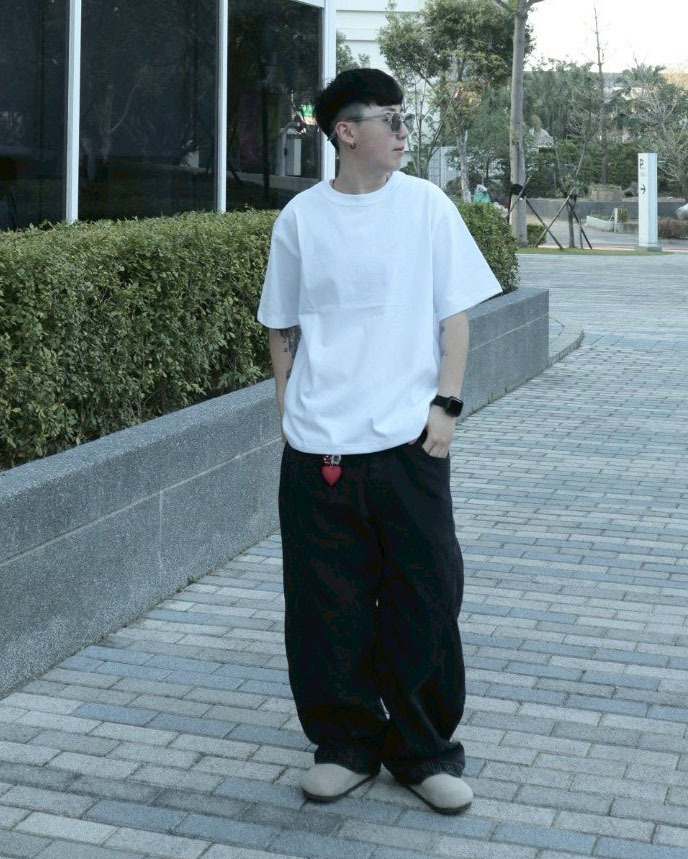 男模著台灣製精梳棉純棉短T白色