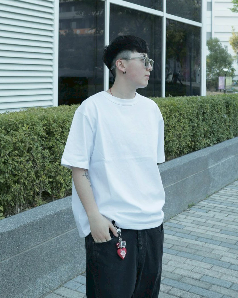 男模著台灣製精梳棉純棉短T白色細節