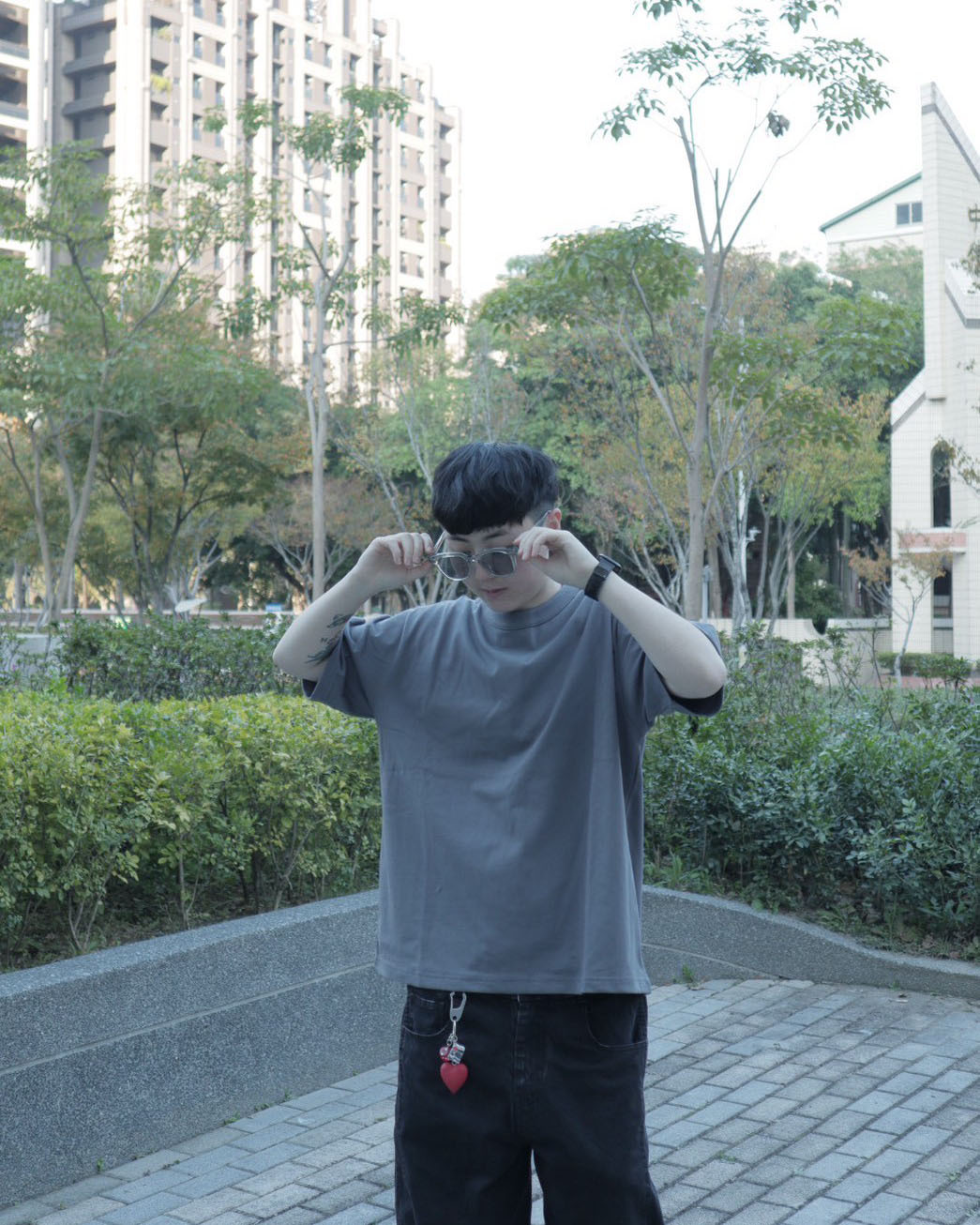 男模著台灣製精梳棉純棉短T鐵灰