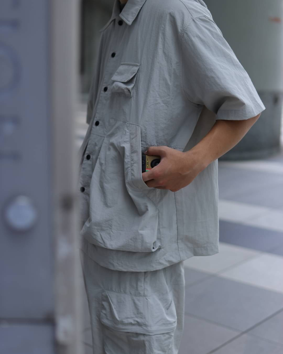 #A032 日系工裝立體口袋休閒套裝 淺灰L 男生室外側面照