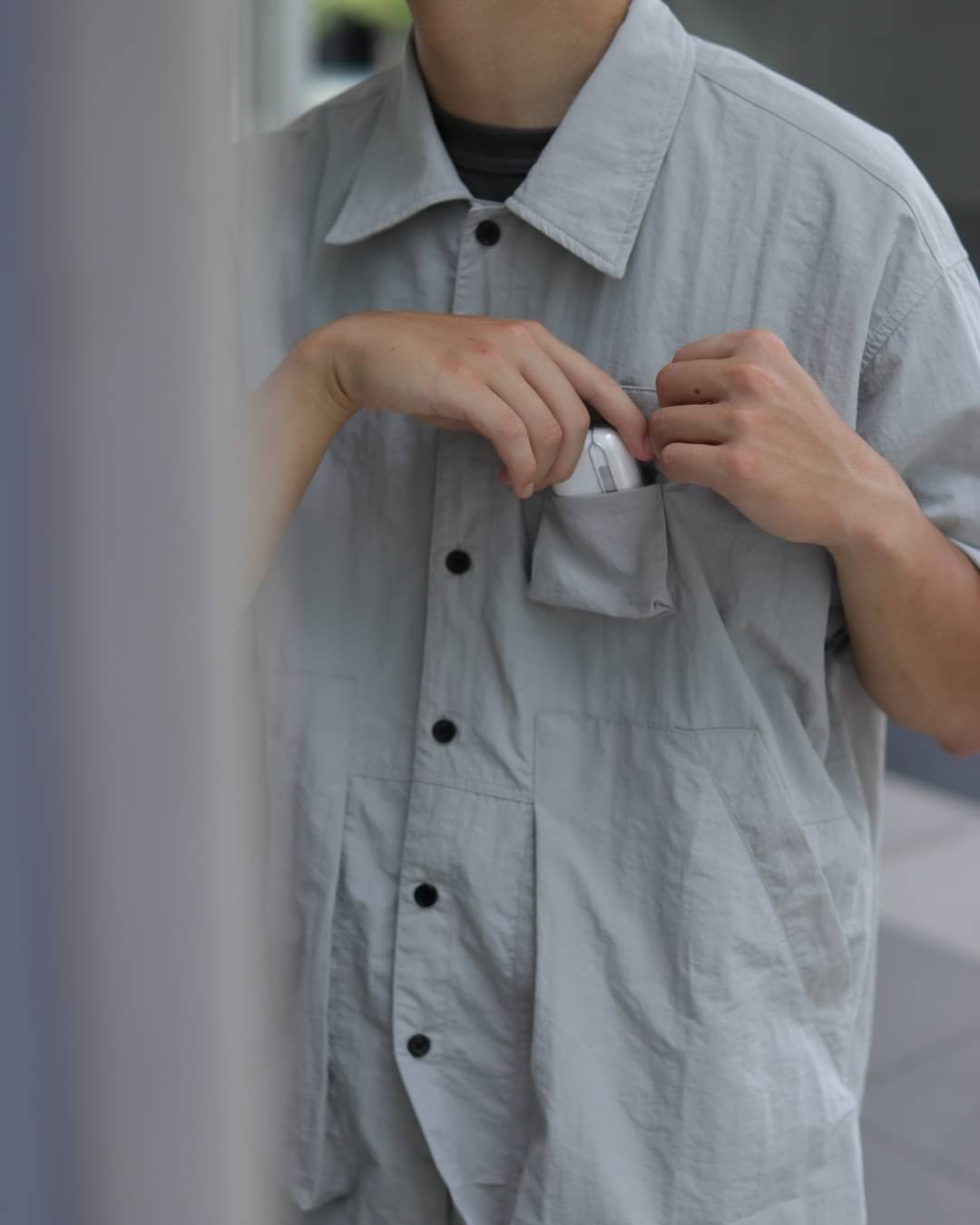 #A032 日系工裝立體口袋休閒套裝 淺灰L 男生室外正面照