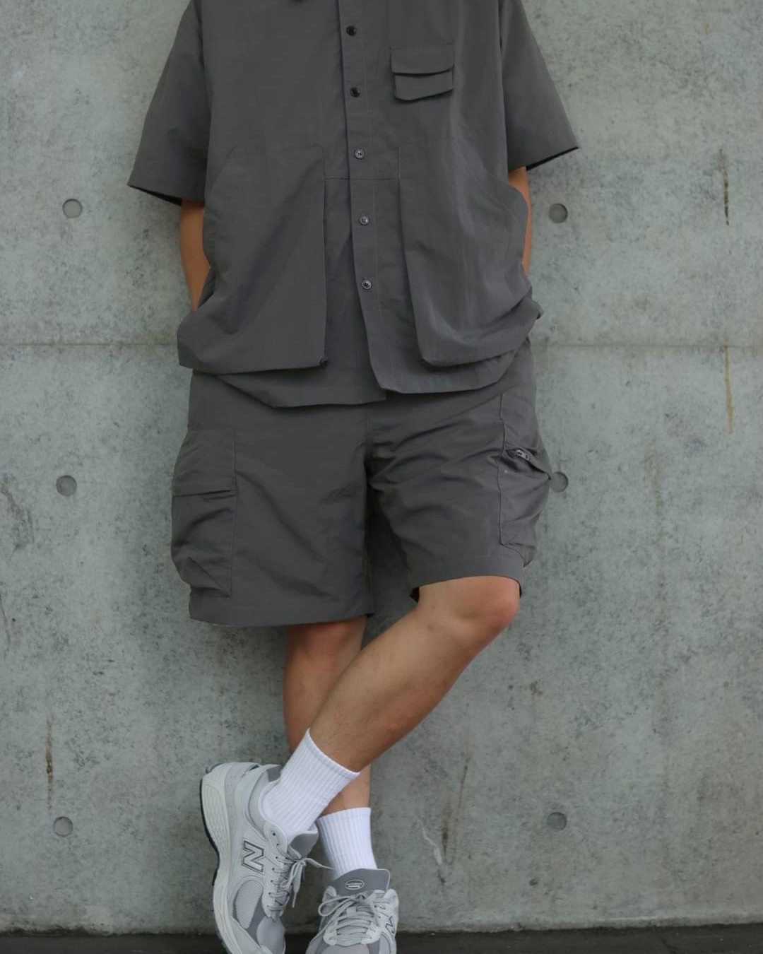 #A032 日系工裝立體口袋休閒套裝 深灰L 男生室外正面照