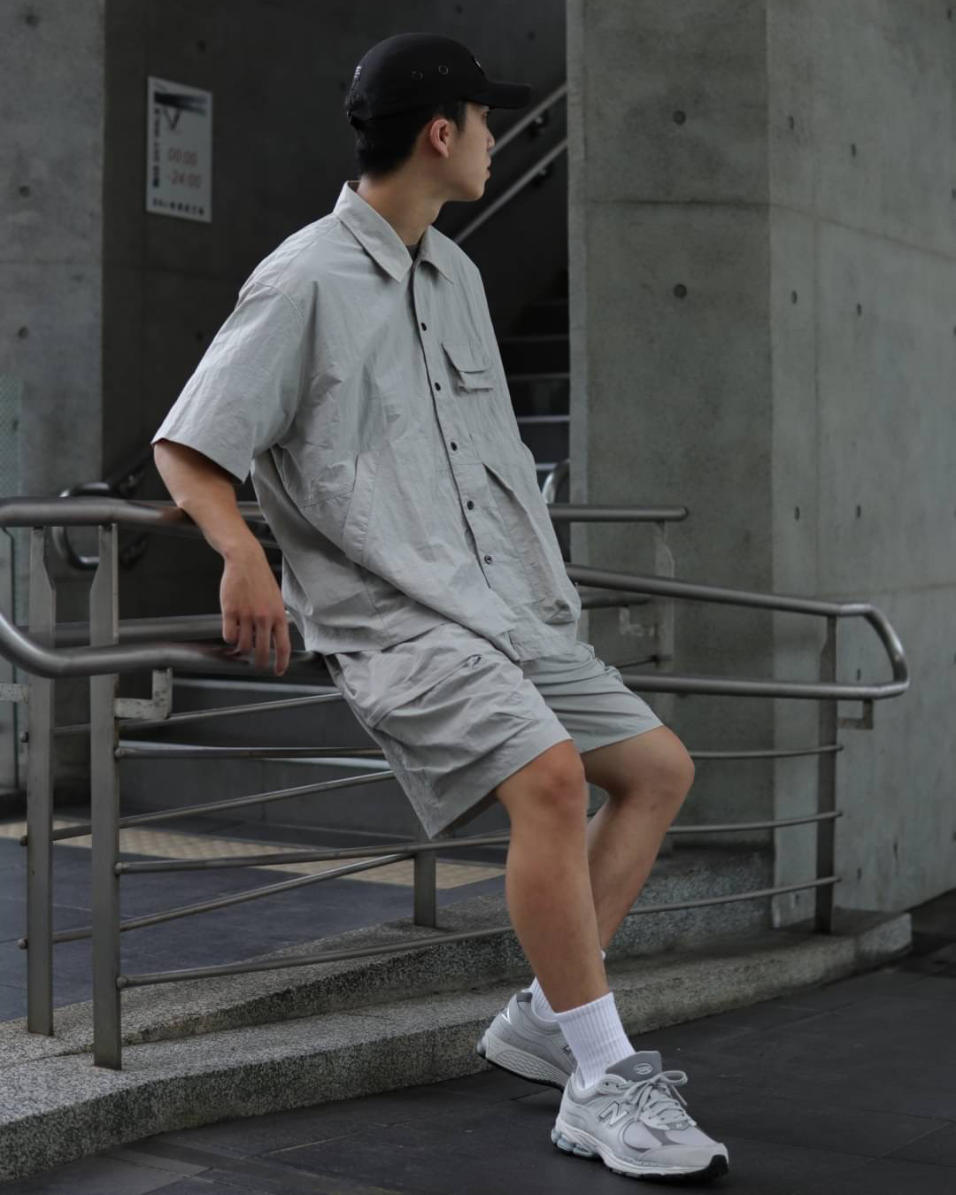 #A032 日系工裝立體口袋休閒套裝 淺灰L 男生室外實穿照