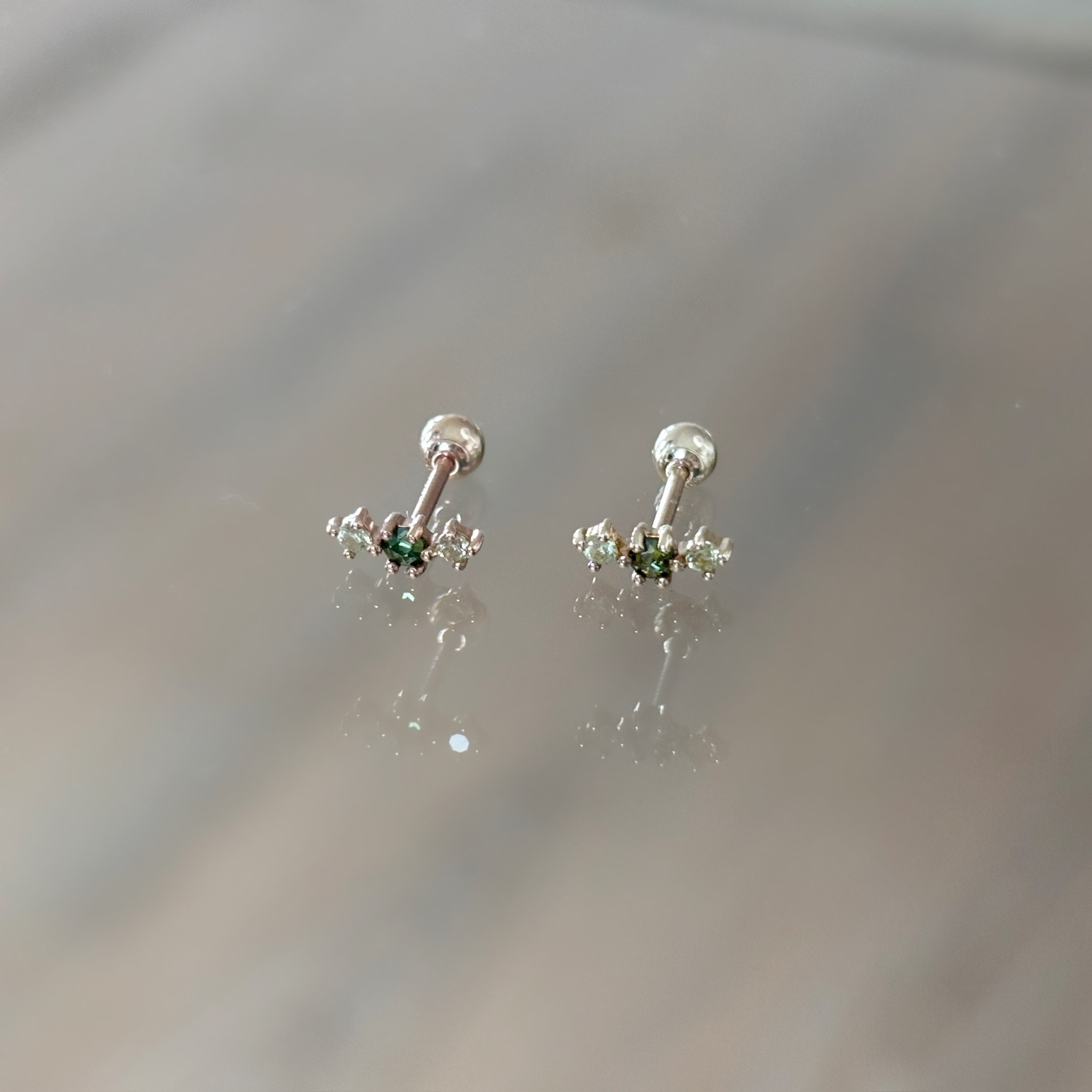 14K小彎彎橄欖綠鑽轉珠耳環