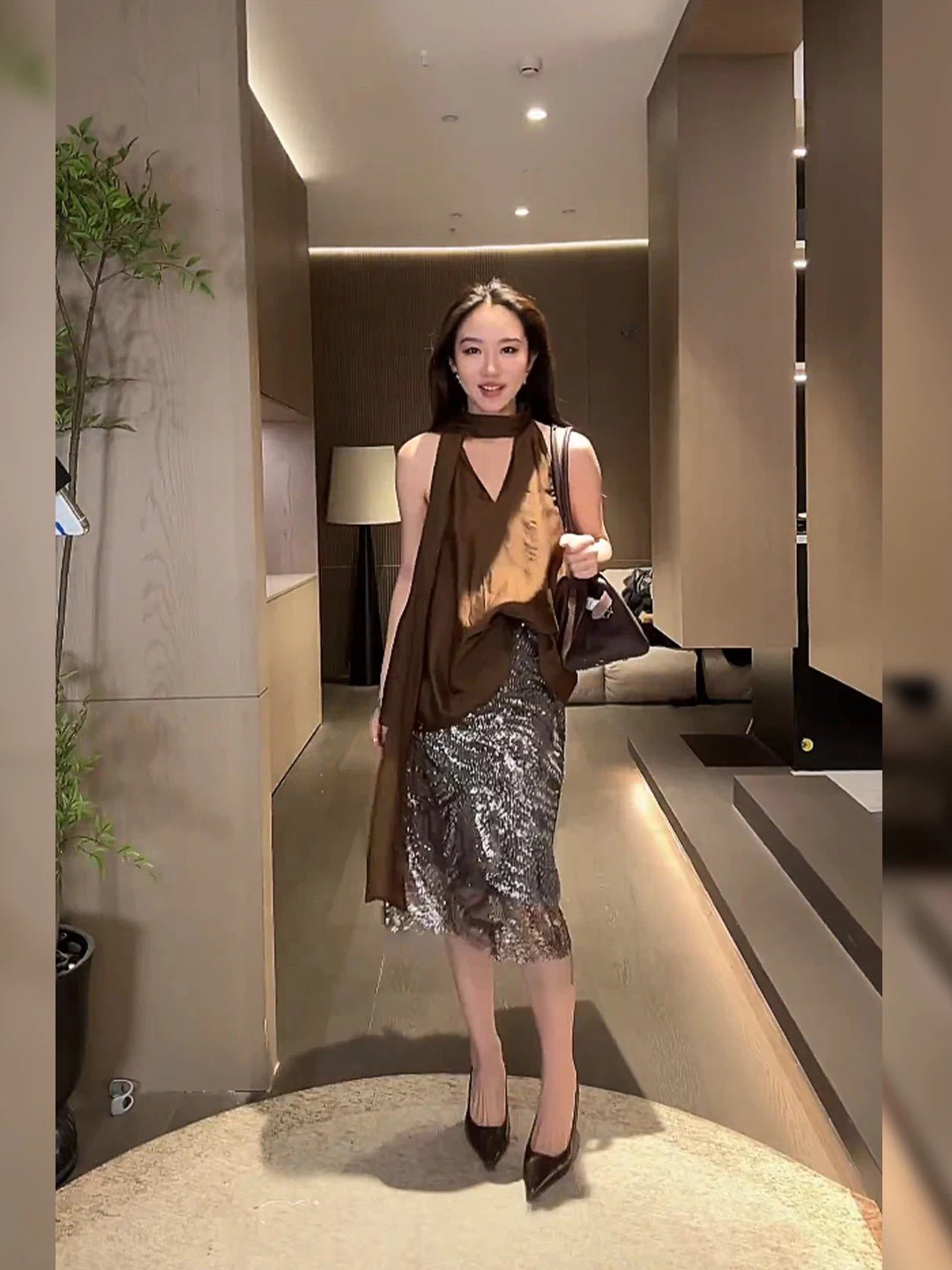 巧克力色繞脖領巾造型背心上衣-S-L (Elegant & Love)