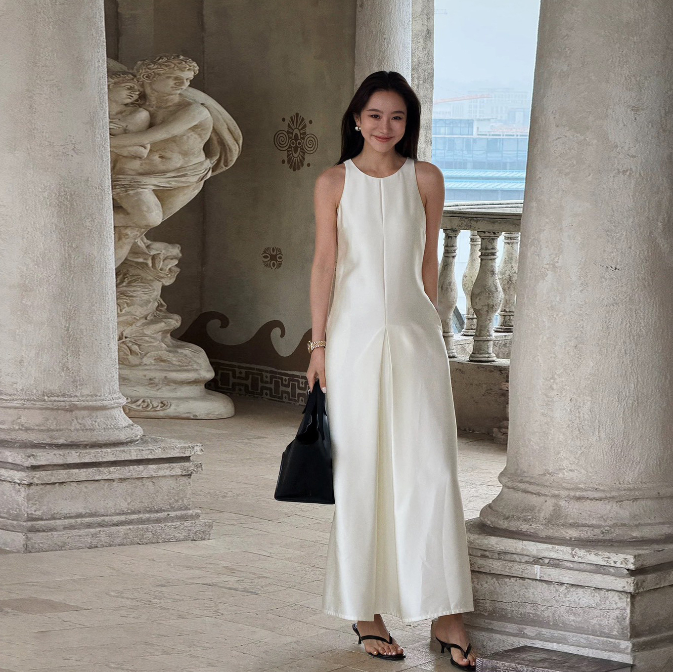 雲朵白緞面光澤感圓領收腰傘擺長洋裝-S-L (Elegant & Love)