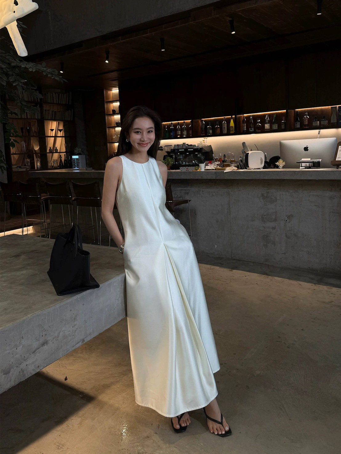 雲朵白緞面光澤感圓領收腰傘擺長洋裝-S-L (Elegant & Love)