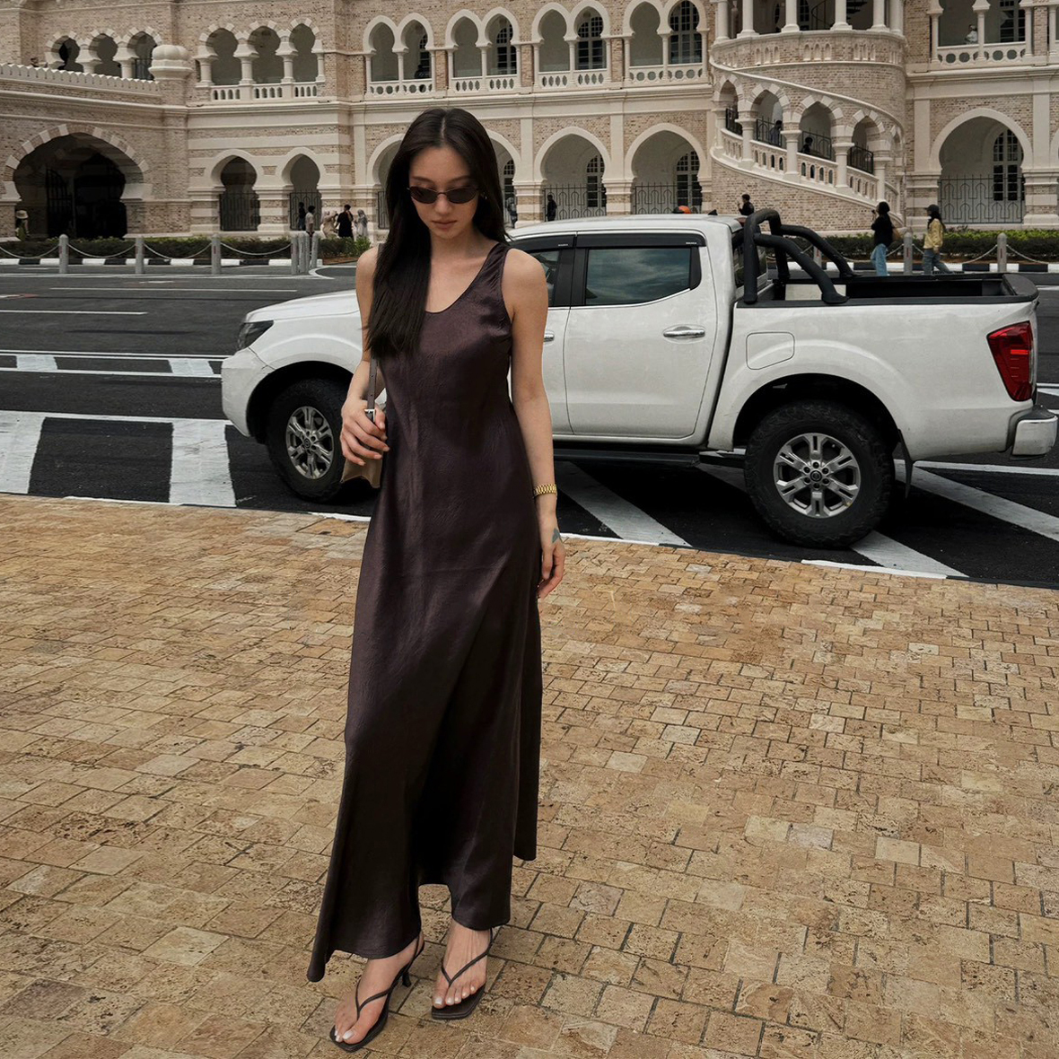 巧克力色光澤感V領無袖傘擺長洋裝-S-L (Elegant & Love)