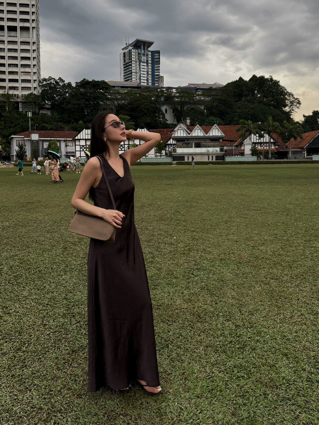 巧克力色光澤感V領無袖傘擺長洋裝-S-L (Elegant & Love)