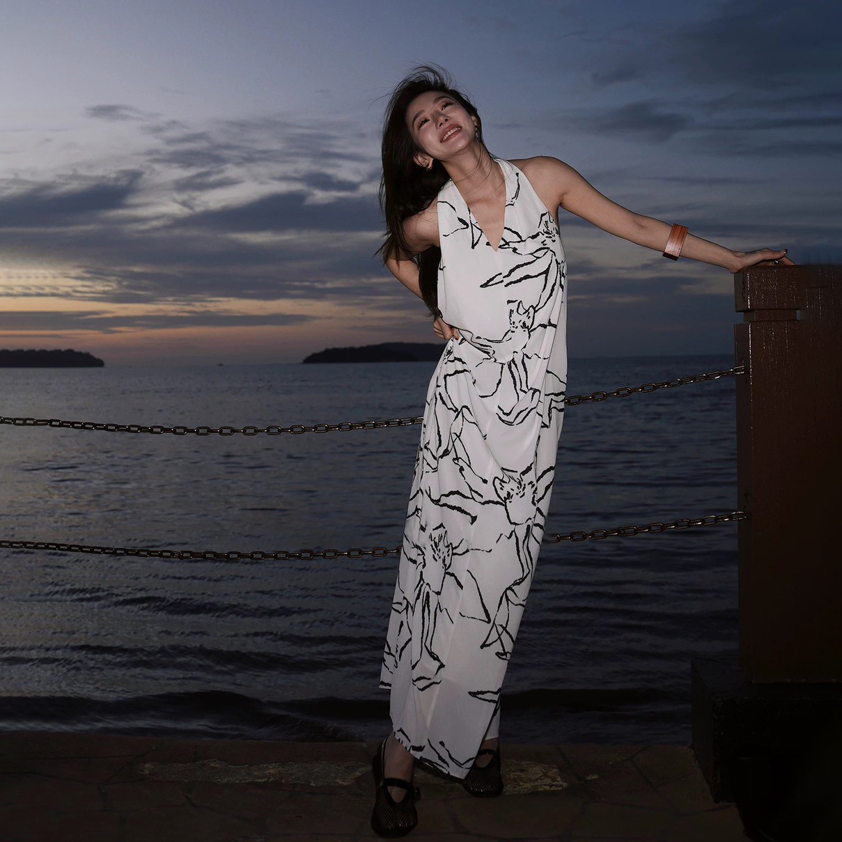 雲朵白手繪感花朵造型度假長洋裝-S-L (Elegant & Love)