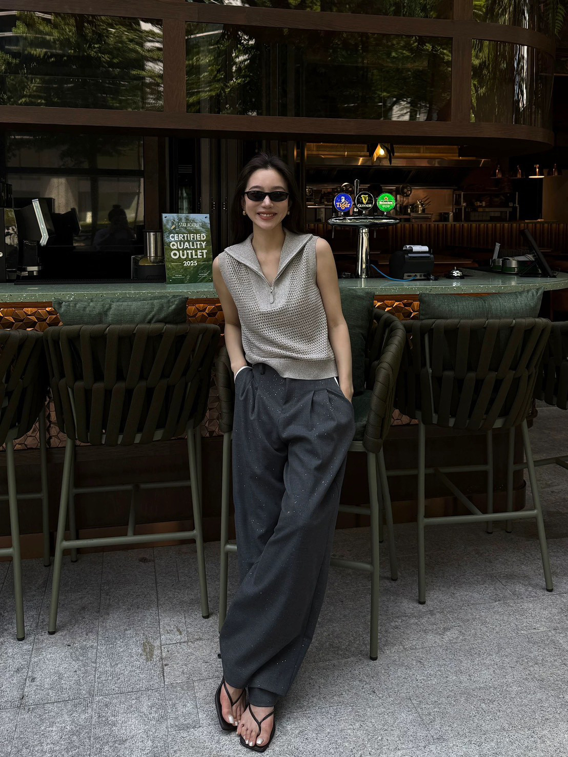 翻領拉鍊微閃亮片無袖針織背心-S-XL (Elegant & Love)