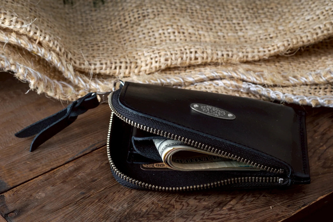 【METALIZE】經典銅牌皮革拉鍊零錢包 - 黑銀版