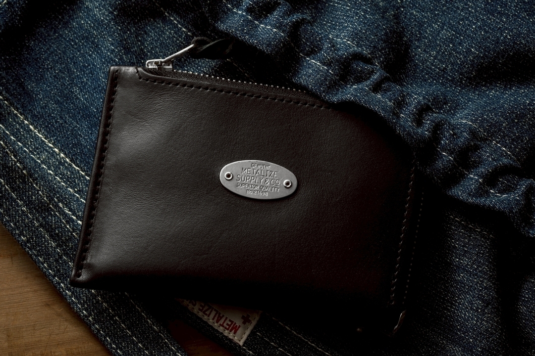 【METALIZE】經典銅牌皮革拉鍊零錢包 - 黑銀版