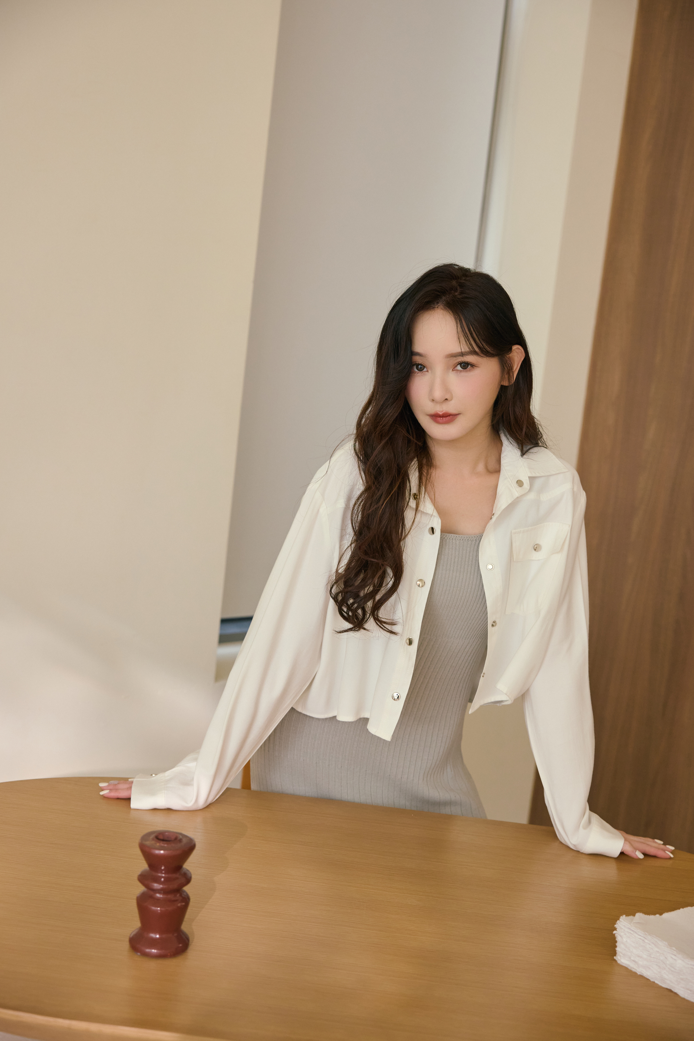 白色短版襯衫外套