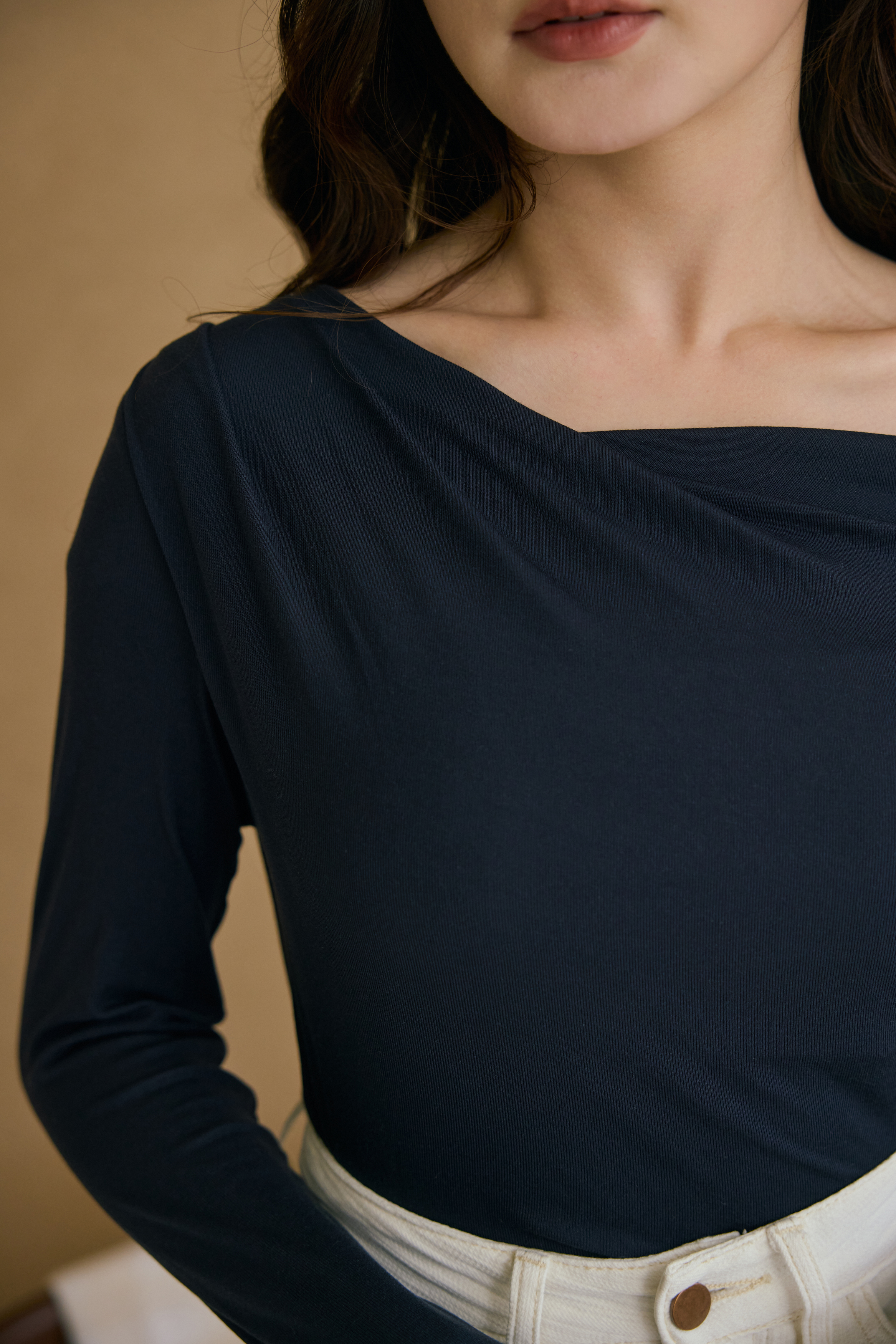 藏青彈力斜肩上衣