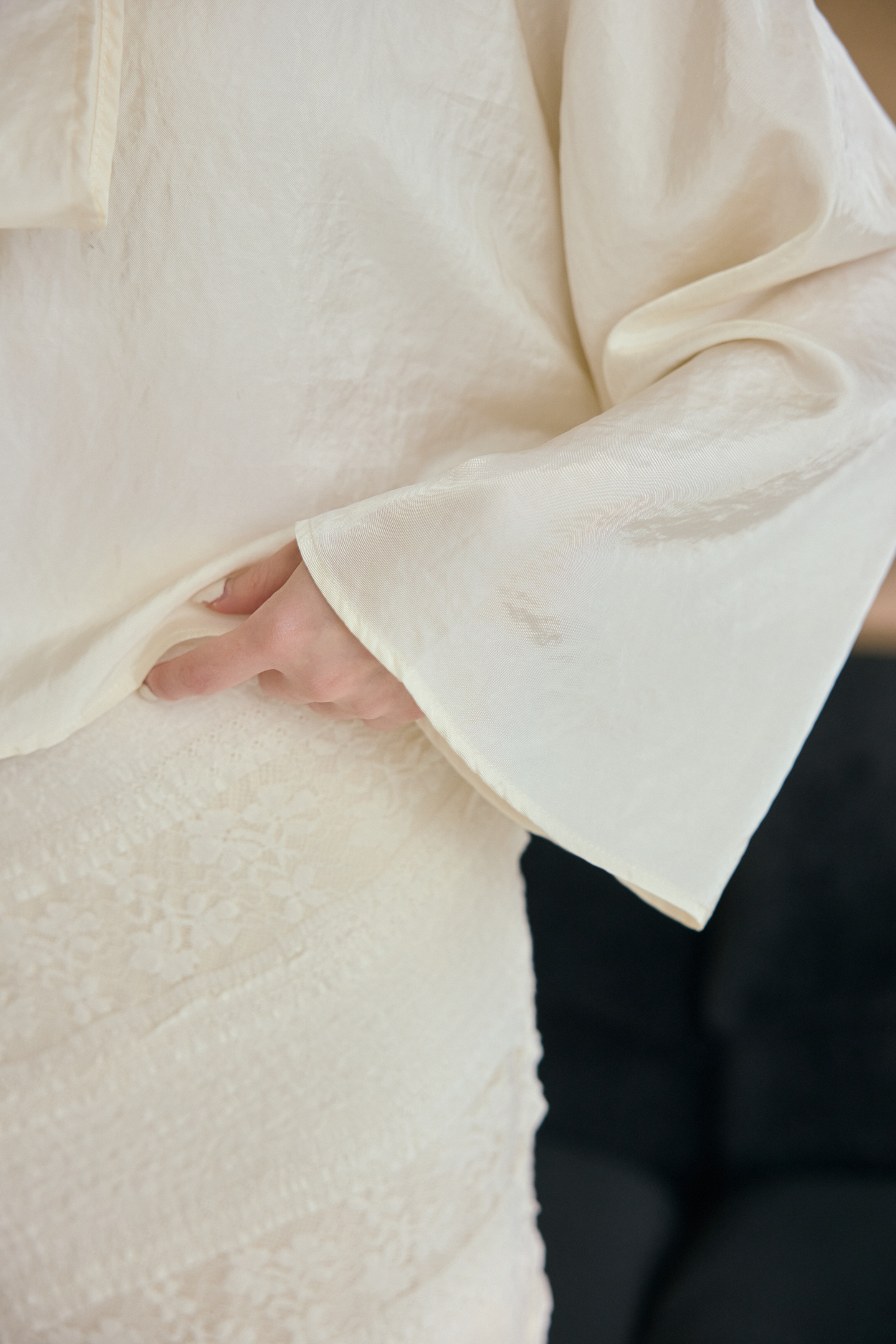 緞面微寬袖上衣