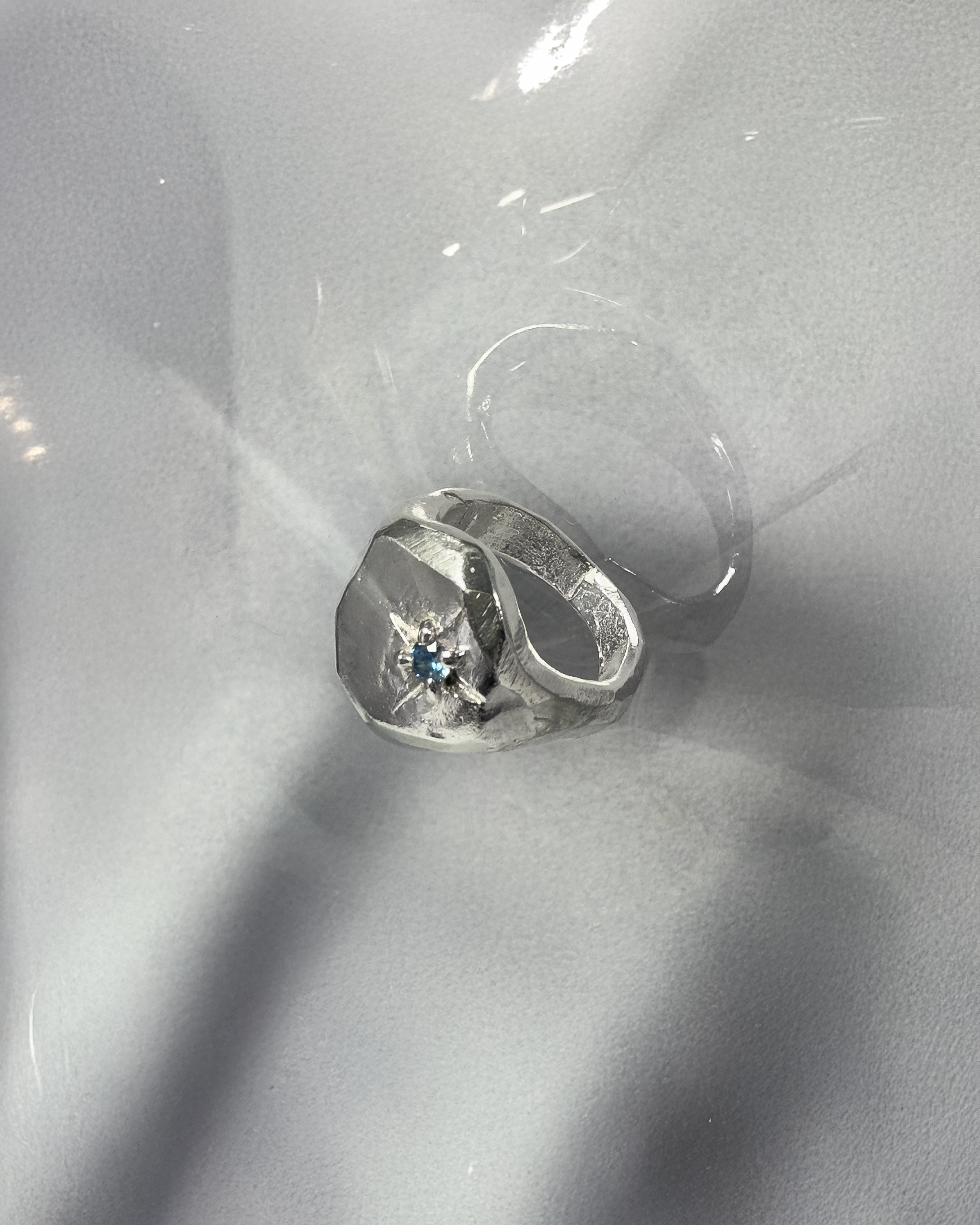 PROJ-ORNMNT 造塑切邊鑲石戒 (藍)