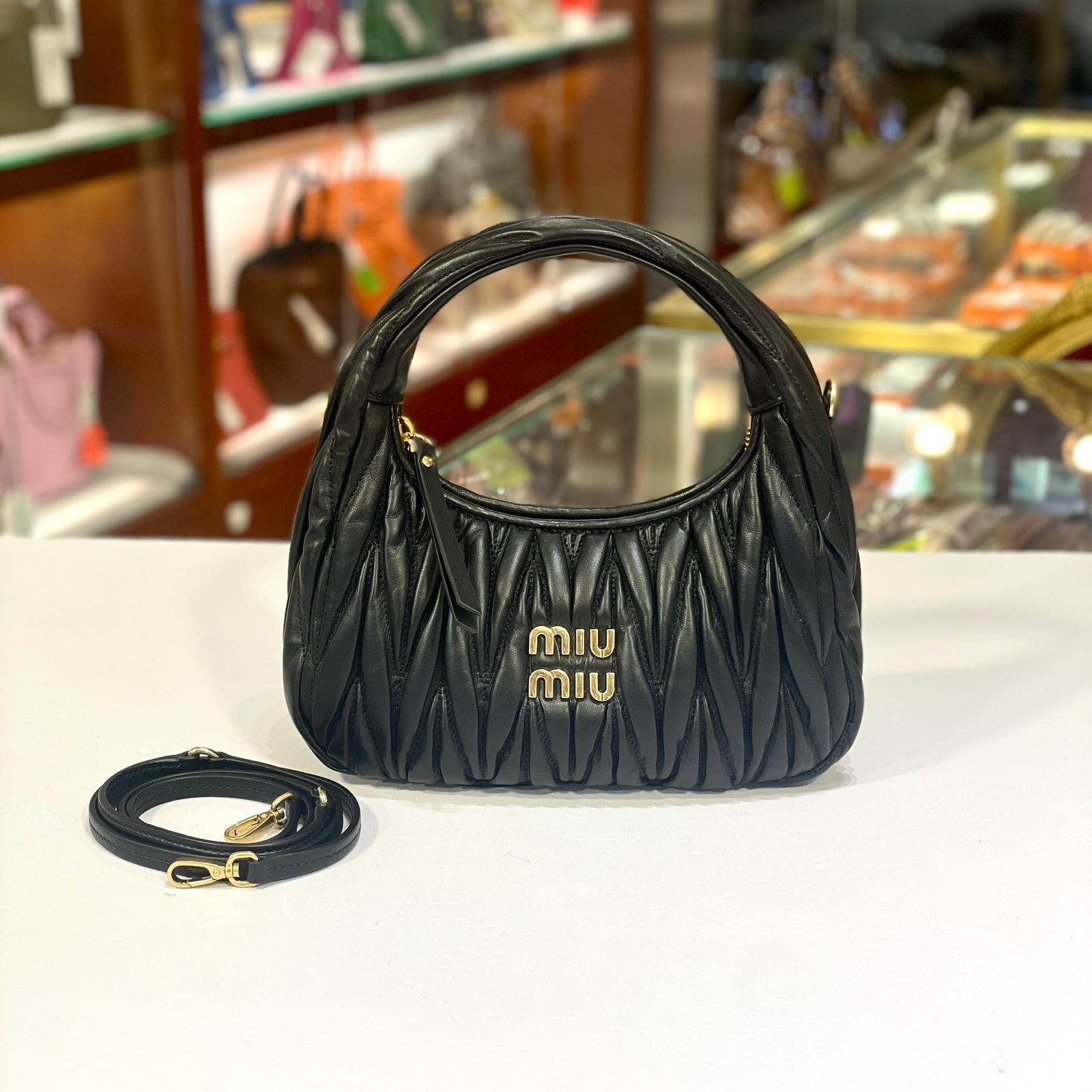 全新MIU MIU HOBO BAG SMALL  5BC125 Matelassé 小號黑色半月形手袋/斜背包 褶皺羊皮 金扣 #BRAND NEW#香榭站正品