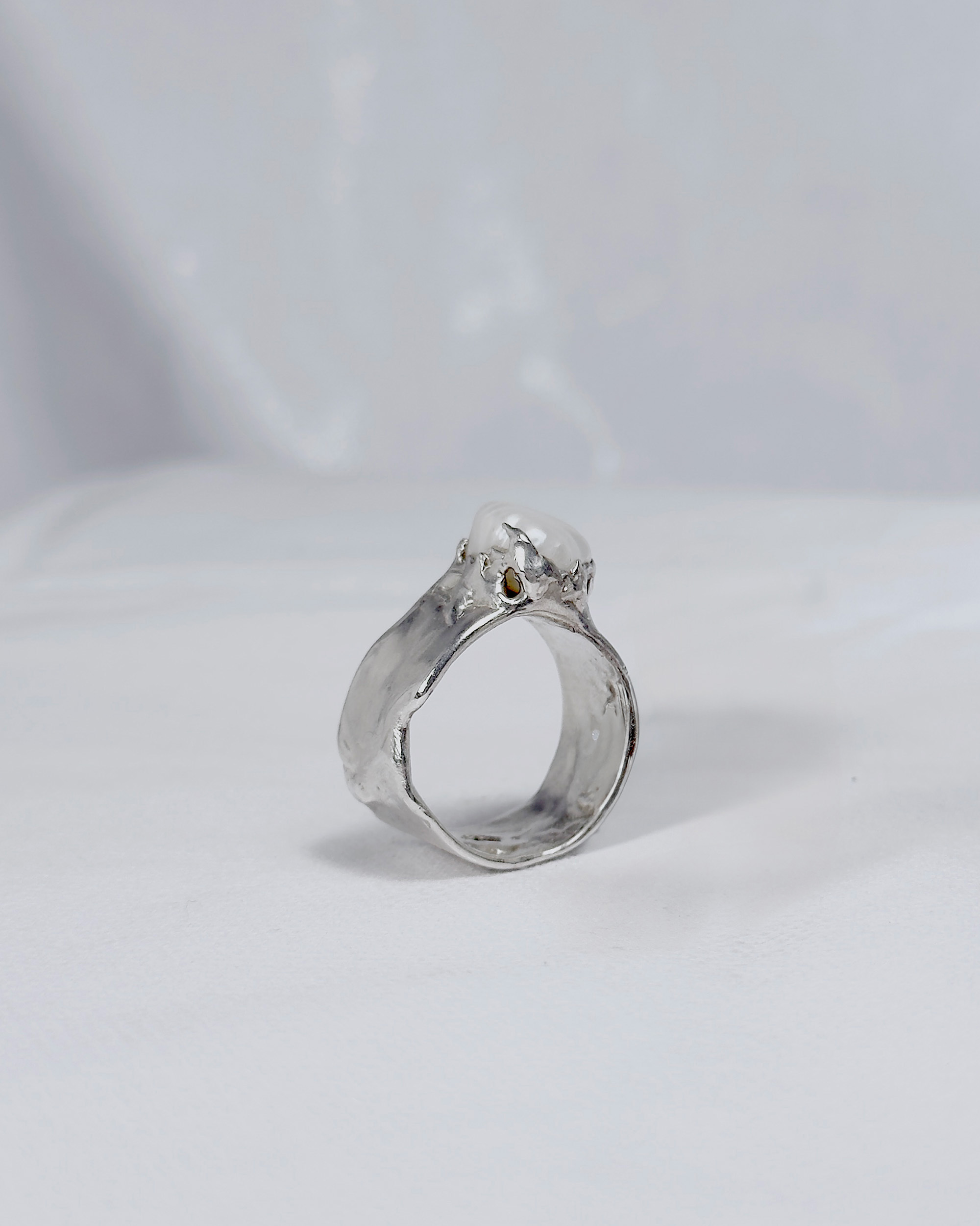 PROJ-ORNMNT 寬版珍珠銀鑲戒