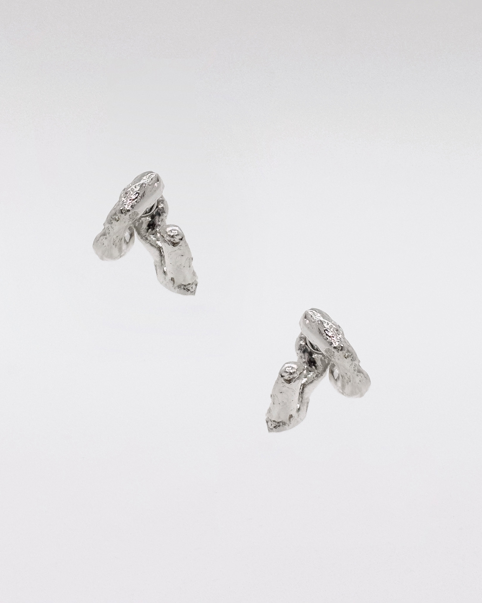 PROJ-ORNMNT 雙鉤熔岩耳環 (單支販售)