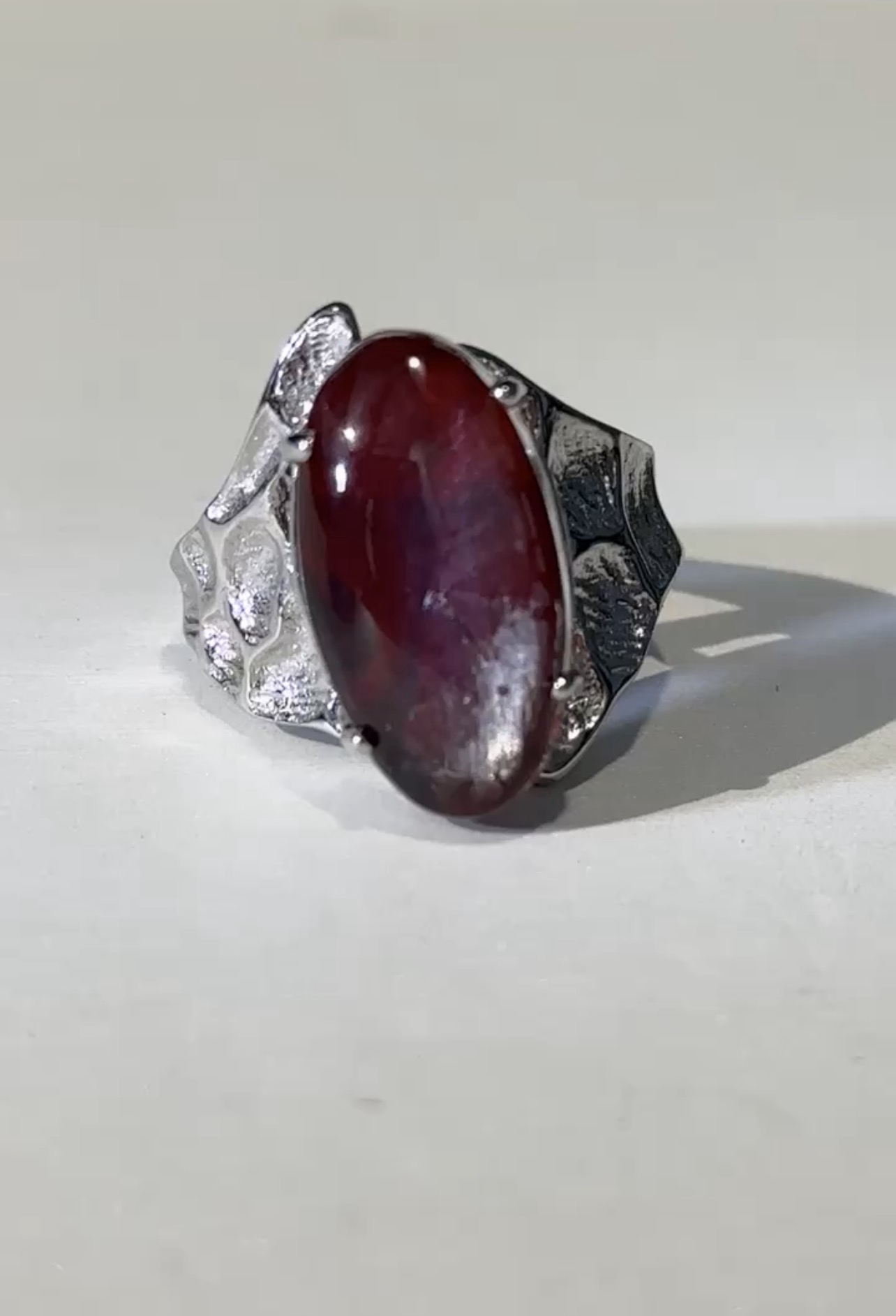 紅花映月