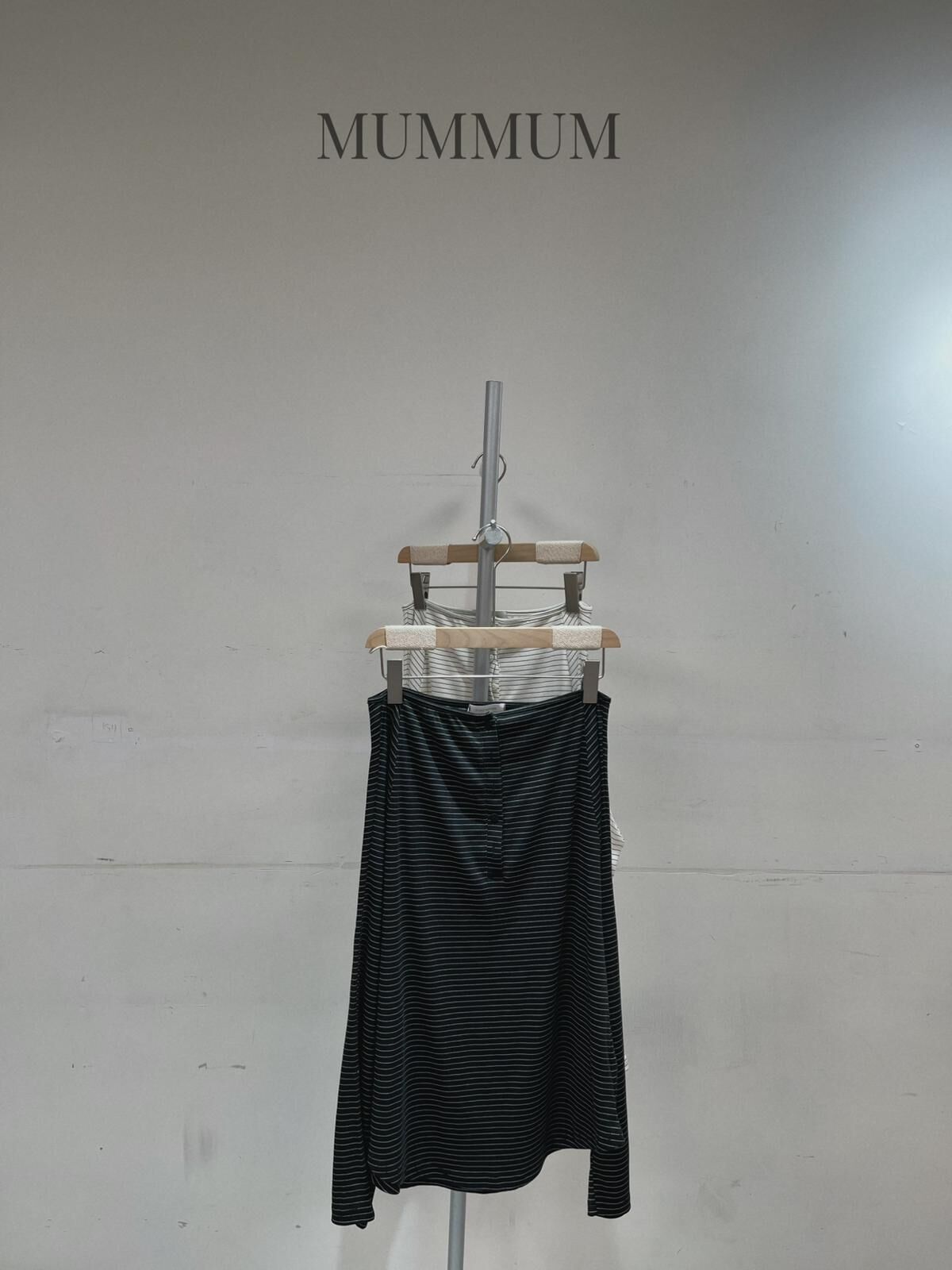 0213171a/橫條一字肩長袖上衣 44/44/26