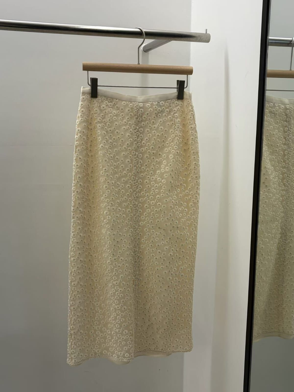 CC39 小雛菊刺綉後開衩半身裙（不可使用充值購物金）