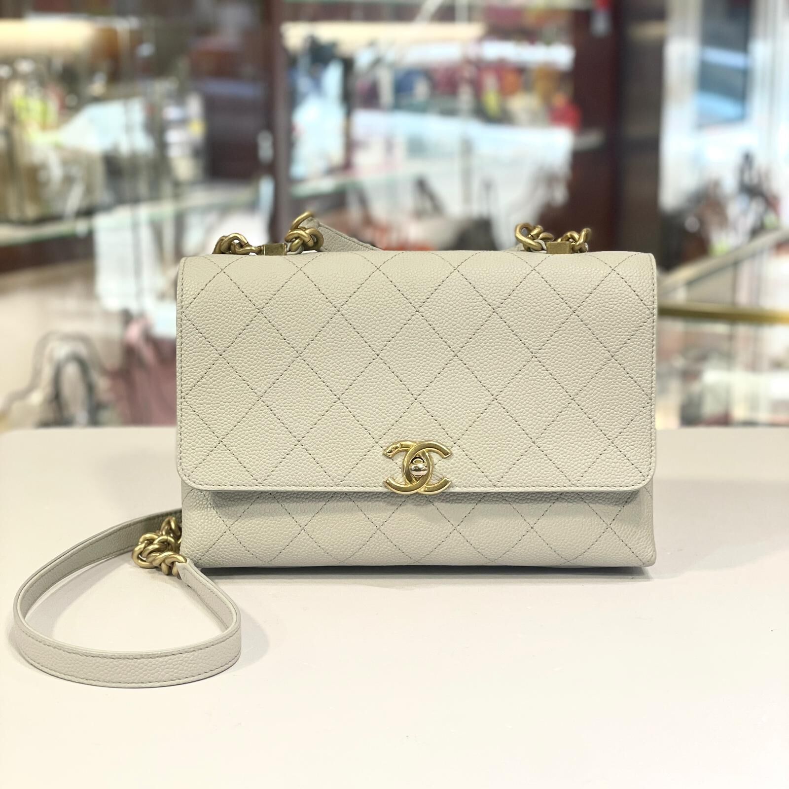 99%NEW 二手CHANEL Chic Affinity AS0305 翻蓋斜揹包 淺灰色牛皮金扣@30開 #香榭站正品