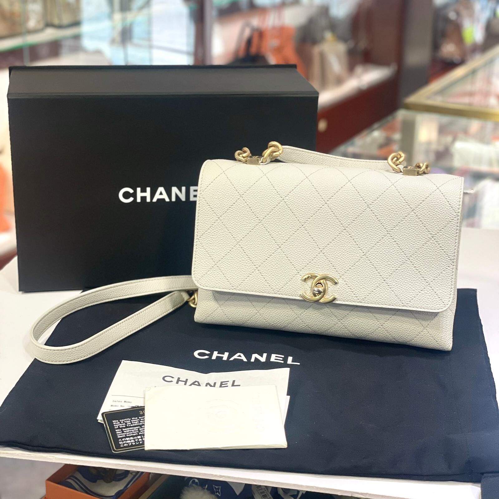 99%NEW 二手CHANEL Chic Affinity AS0305 翻蓋斜揹包 淺灰色牛皮金扣@30開 #香榭站正品