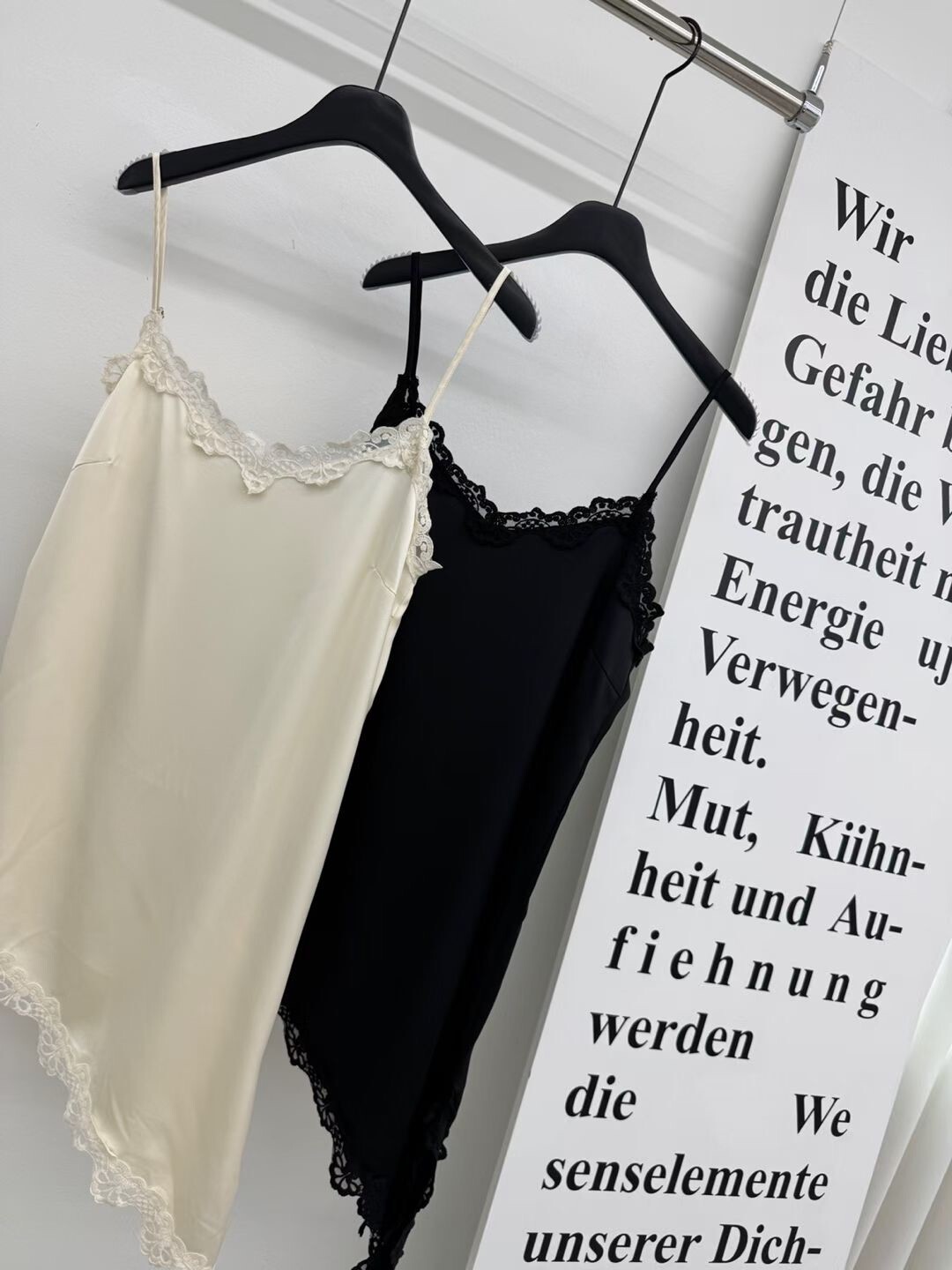 斜下擺蕾絲滾邊長背心