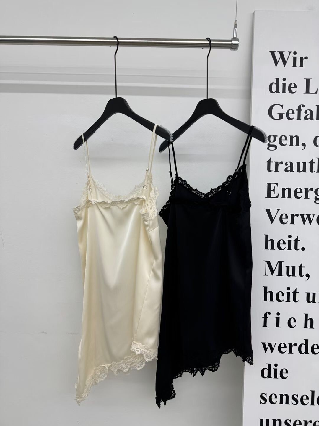 斜下擺蕾絲滾邊長背心