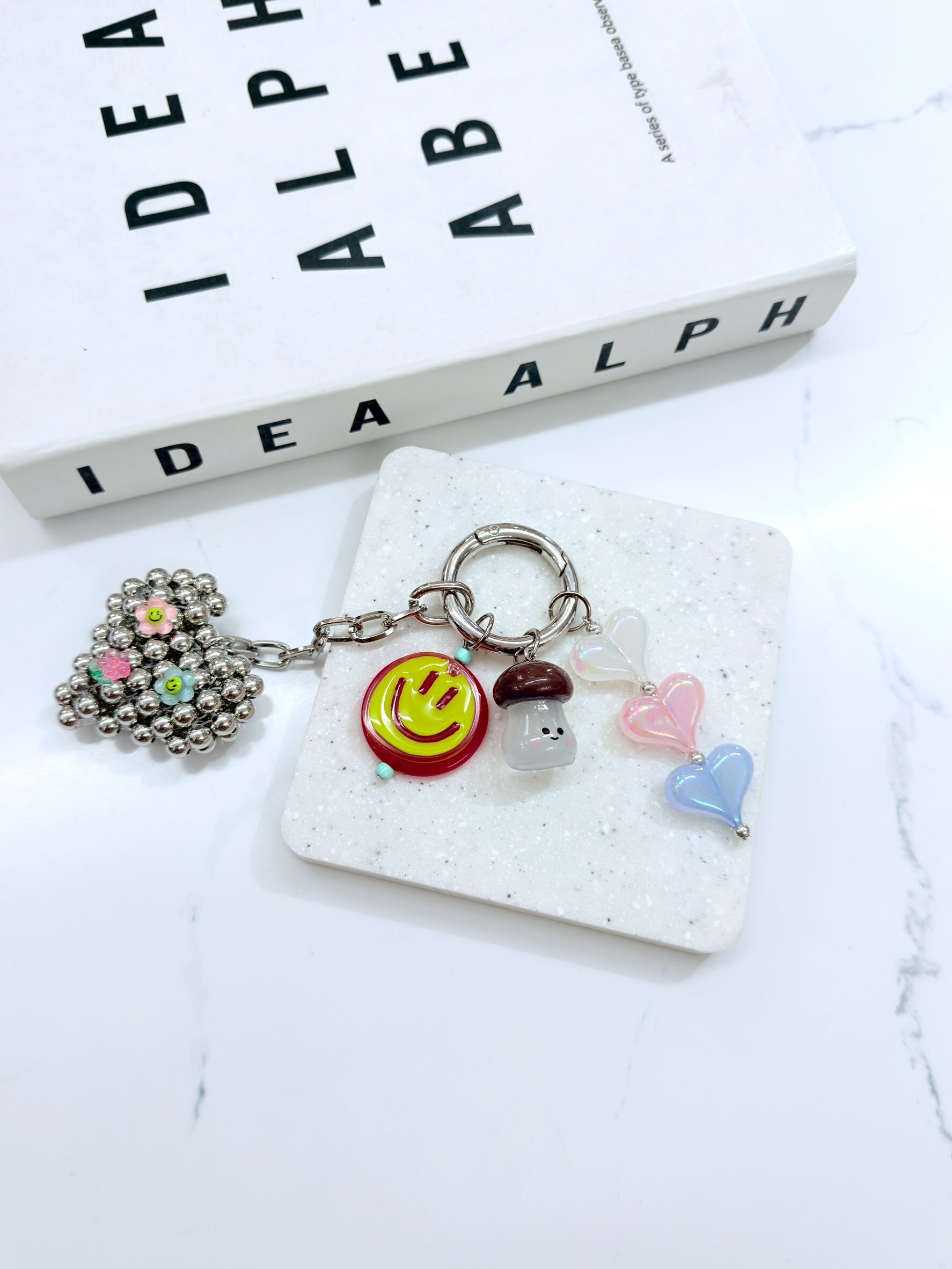 撞色笑臉珠珠愛心吊飾『以大愛心』