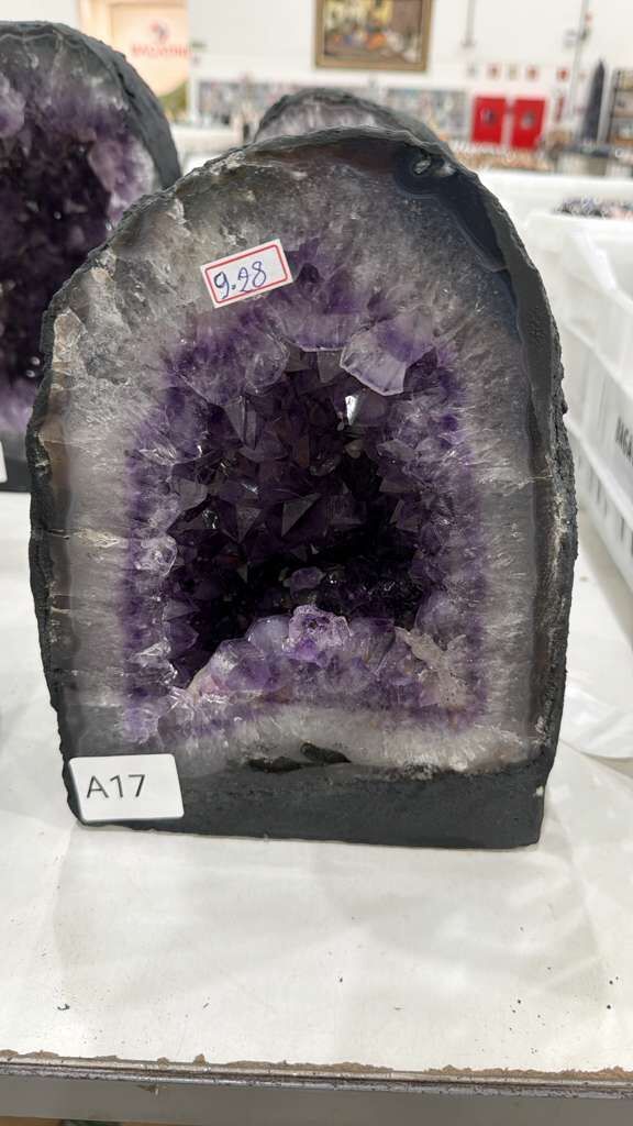 WN017 紫水晶洞 A17 24x19cm 9.28kg
