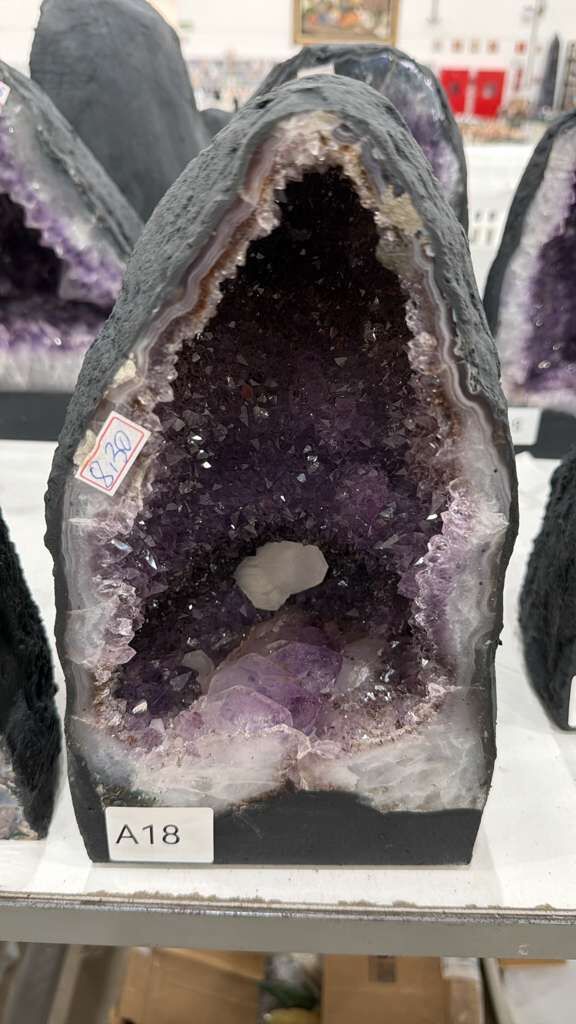 WN018 紫水晶洞 A18 26x15cm 8.3kg