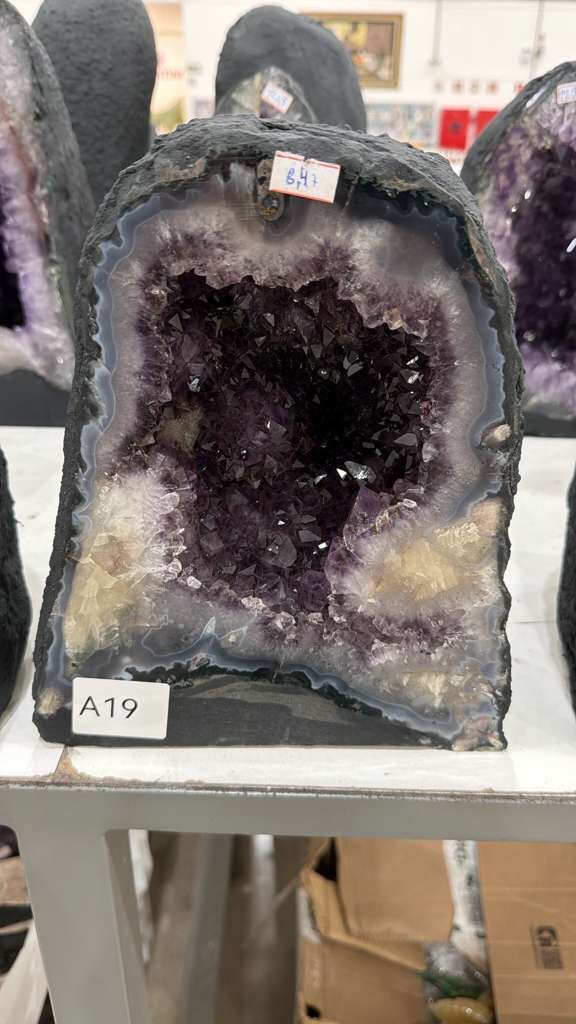 WN019 紫水晶洞 A19 25x20cm 8.47kg
