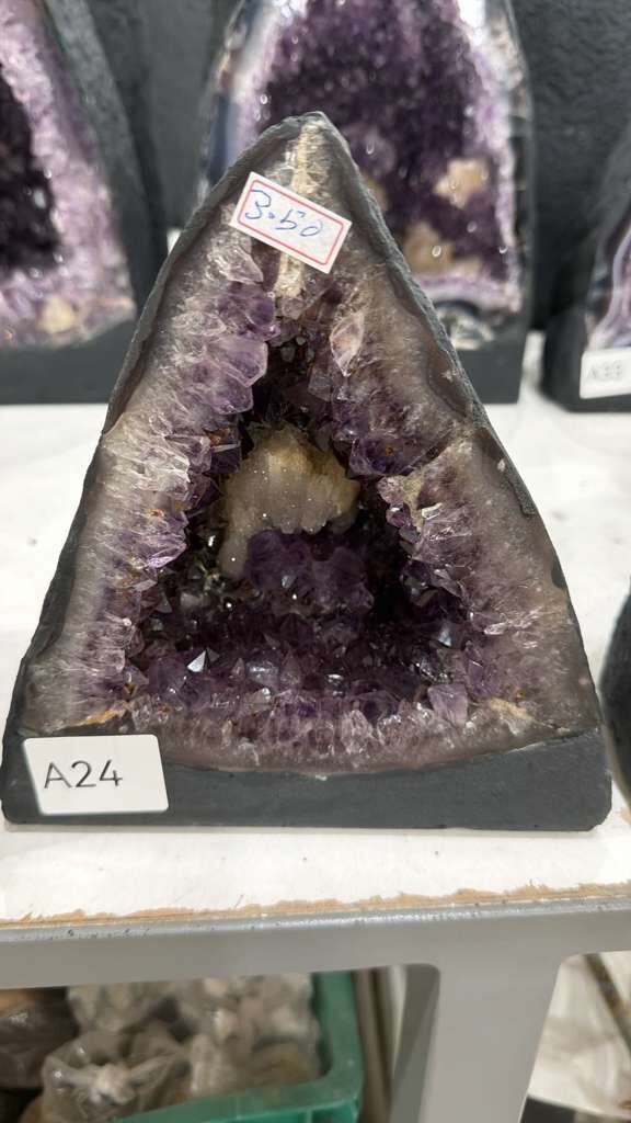 WN024 紫水晶洞 A24 20x20cm 3.5kg