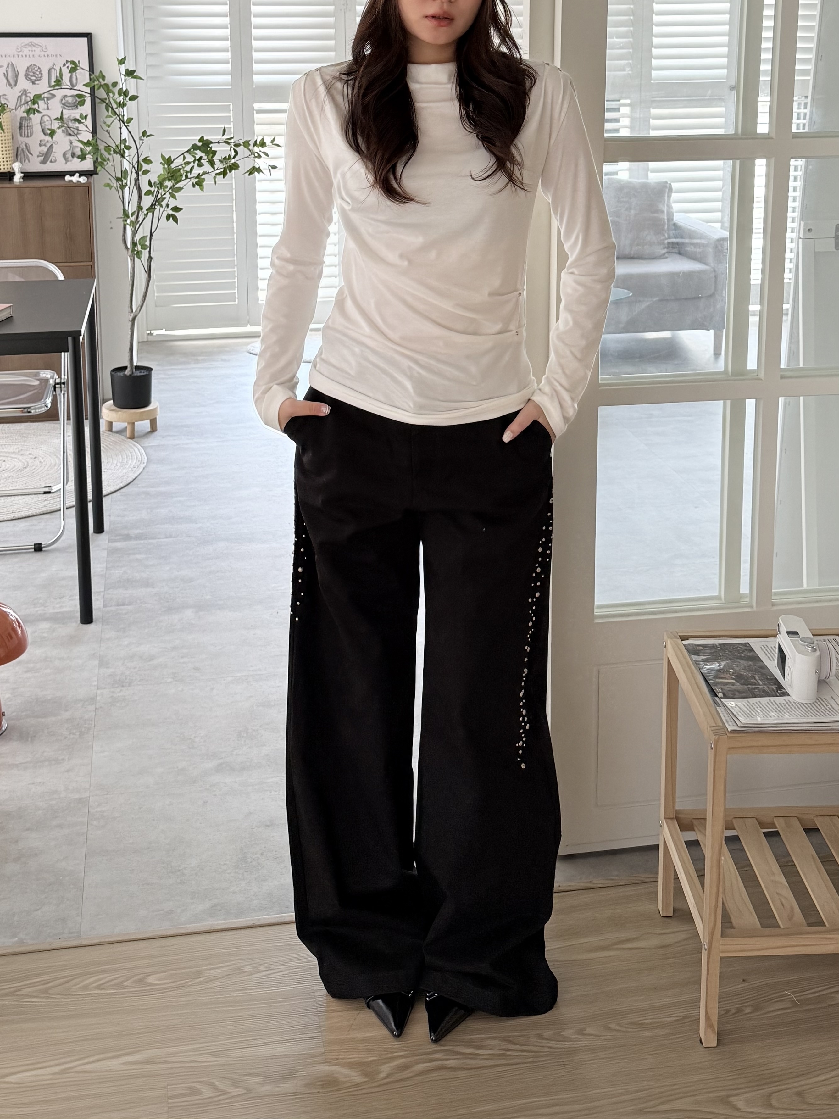 M016(設計品牌)/流線卯丁 寬微喇黑褲