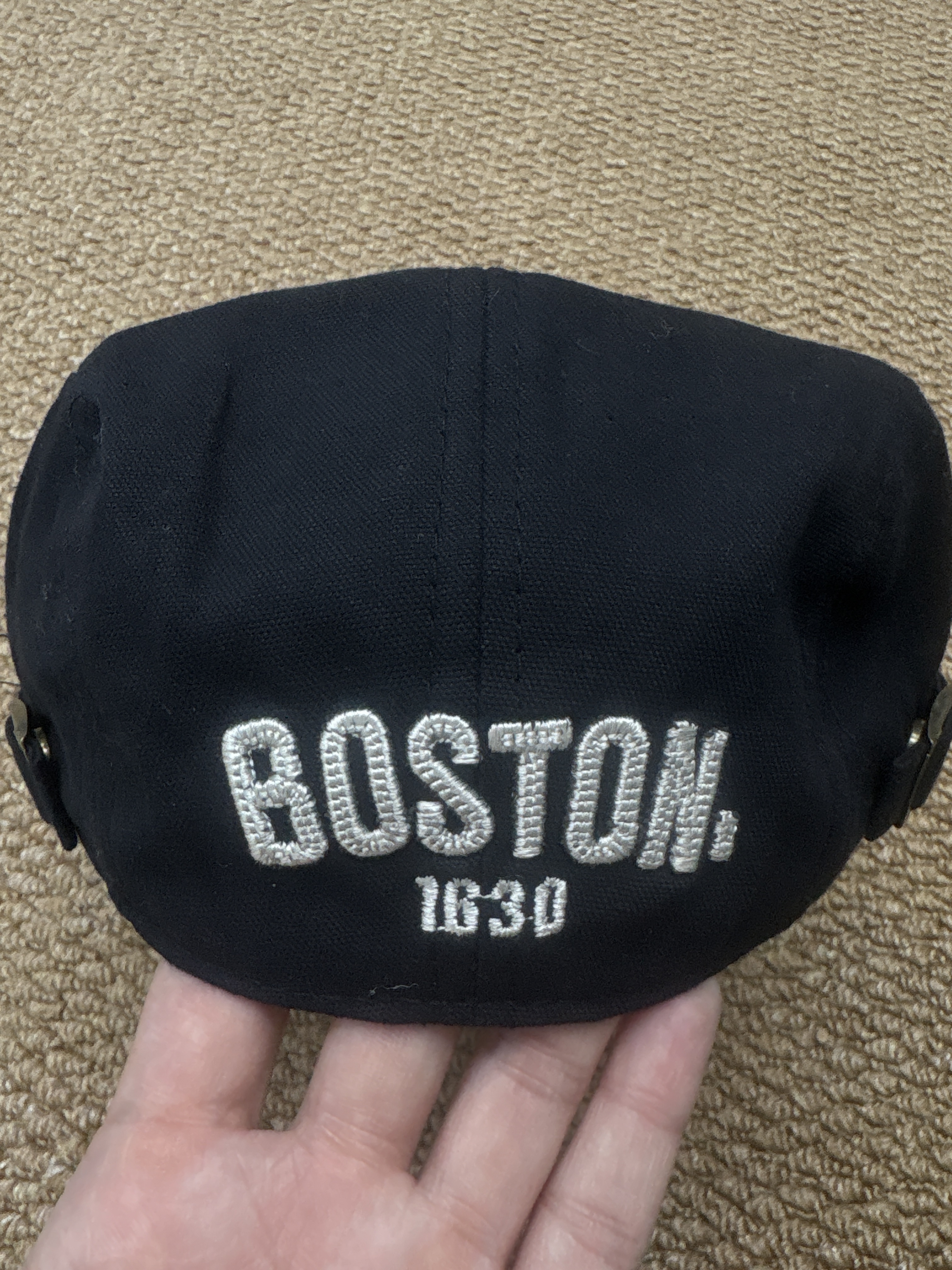 A04463英文字標刺繡報童帽