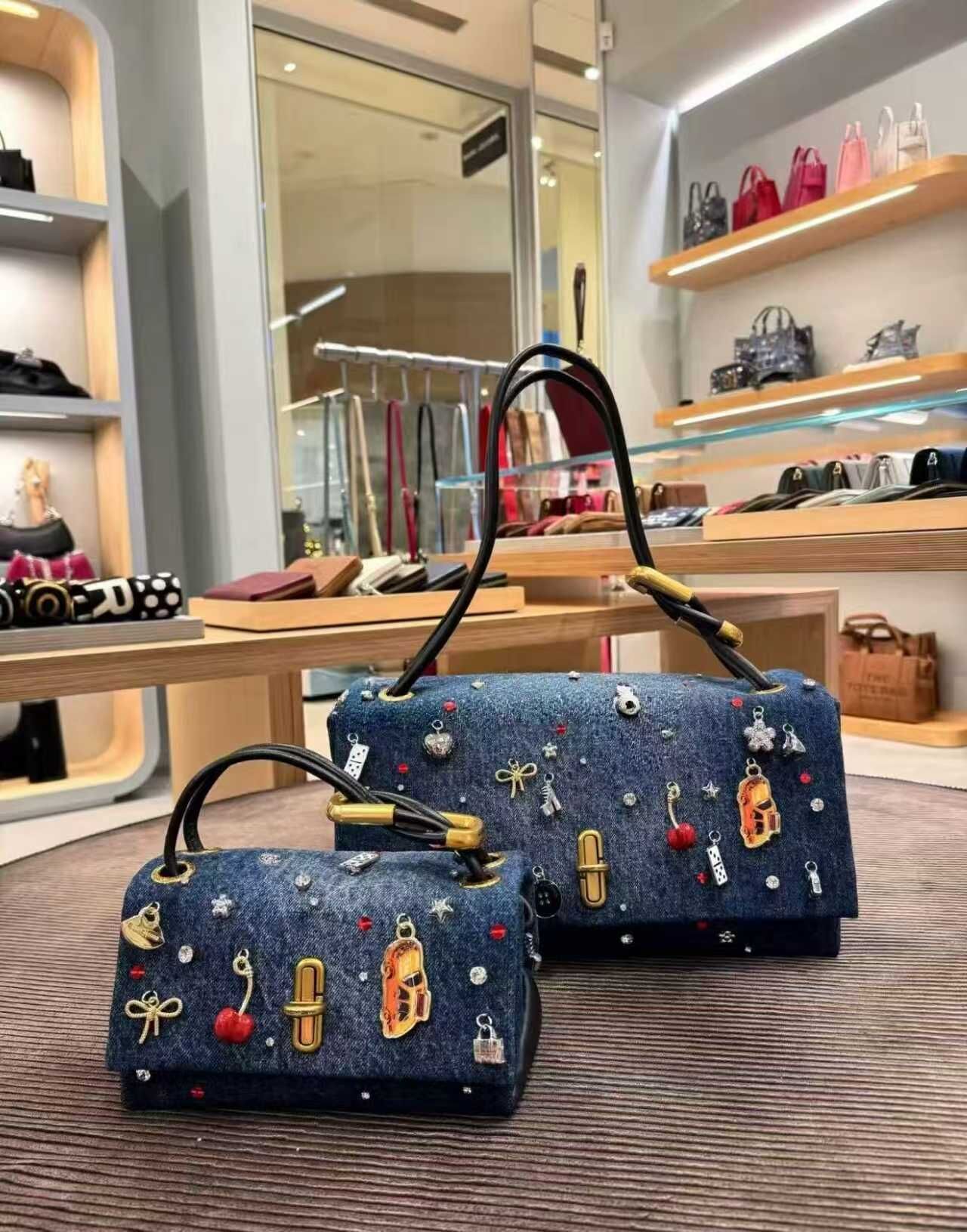 【預購】K031409 Marc Jacobs The Trinket Charm 牛仔雙鏈肩背包(大號)