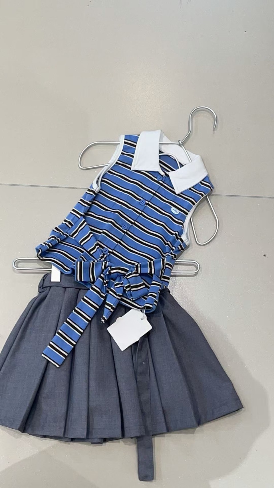 小學院斜扣附皮帶百摺裙