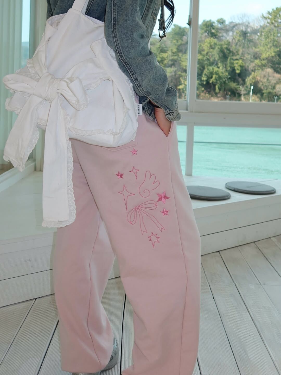 【預購】韓國 Ambler Angel And Ribbonh 刺繡 翅膀 蝴蝶結  縫線 鬆緊 束口 寬褲 長褲 休閒褲 2色