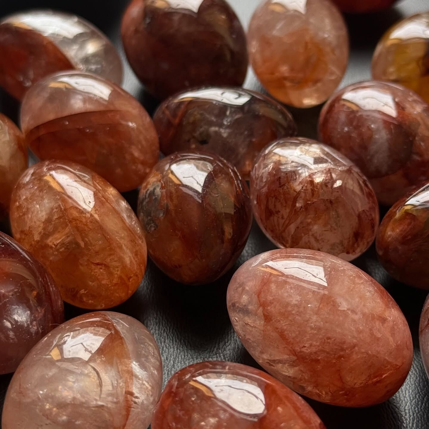 [原石] 紅膠花石英 水晶滾石