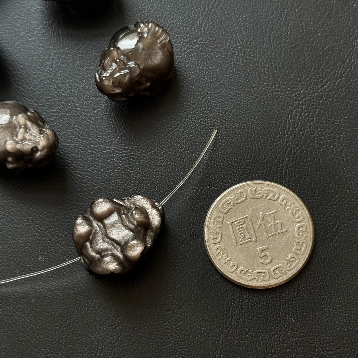 [原石] 銀曜石 龍龜 通孔配件
