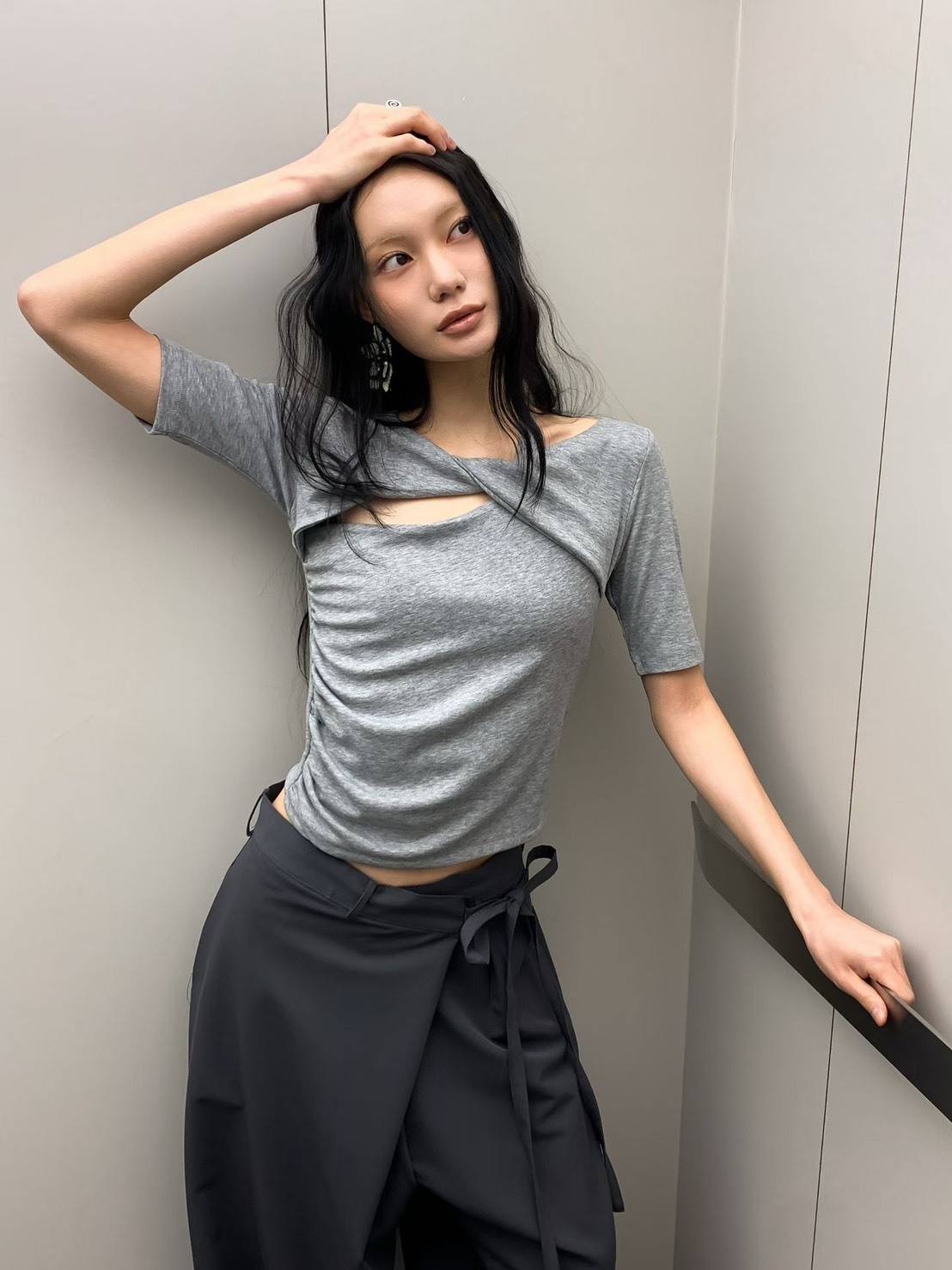 不規則前後扭轉挖洞T