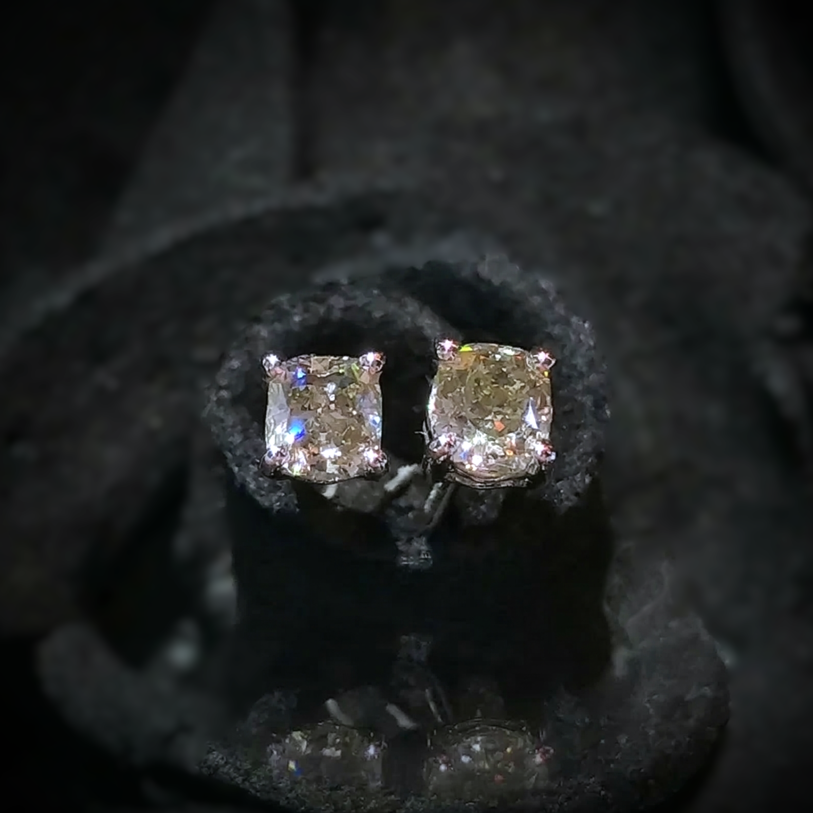 全新18K白金【主石33份銀灰方形鑽石】4爪耳環